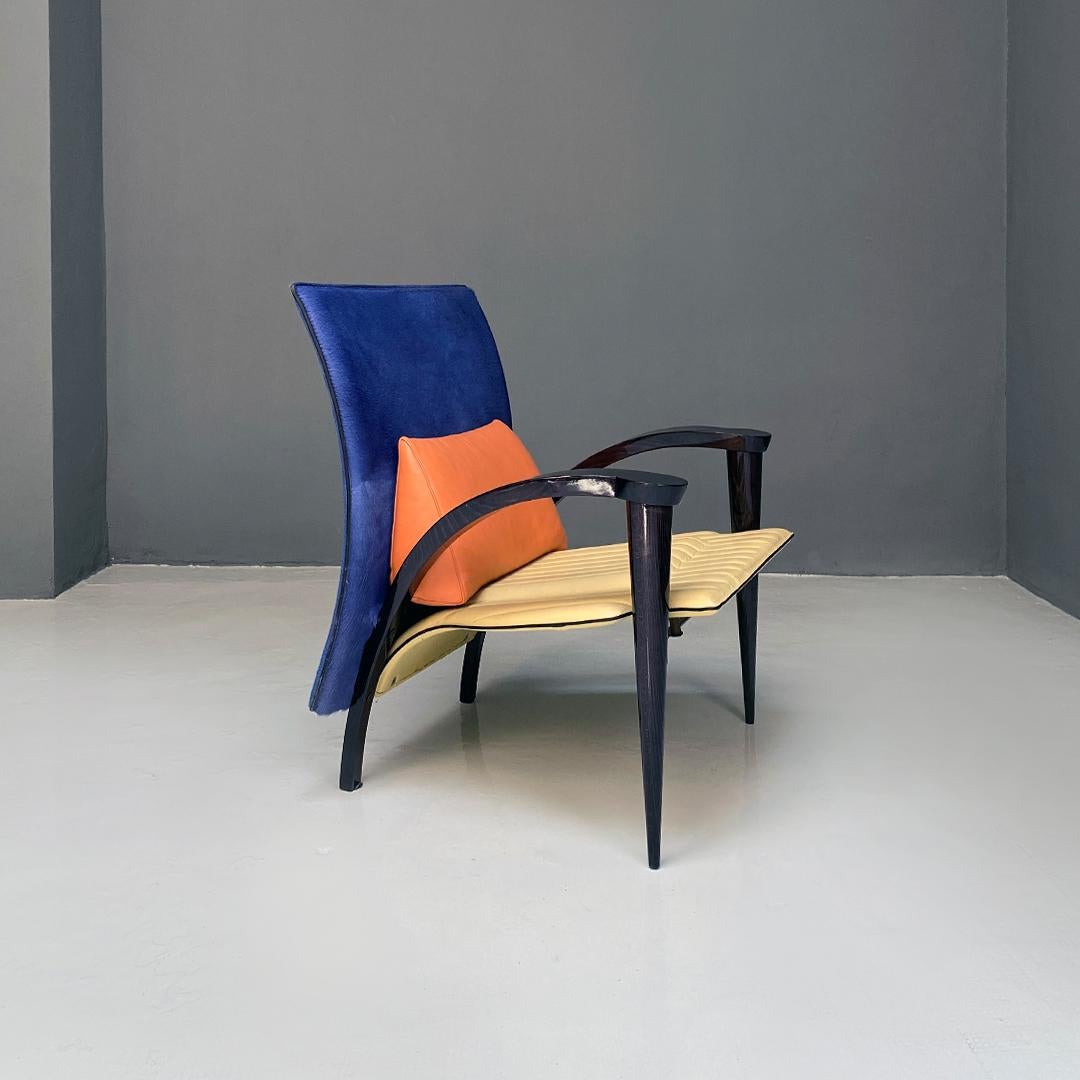 Fauteuil italien post-moderne en bois massif noir et cuir multicolore avec accoudoirs courbés, années 1980
Fauteuil avec accoudoirs courbes, avec structure en bois massif de couleur foncée, pieds avant coniques, assise en cuir ivoire avec