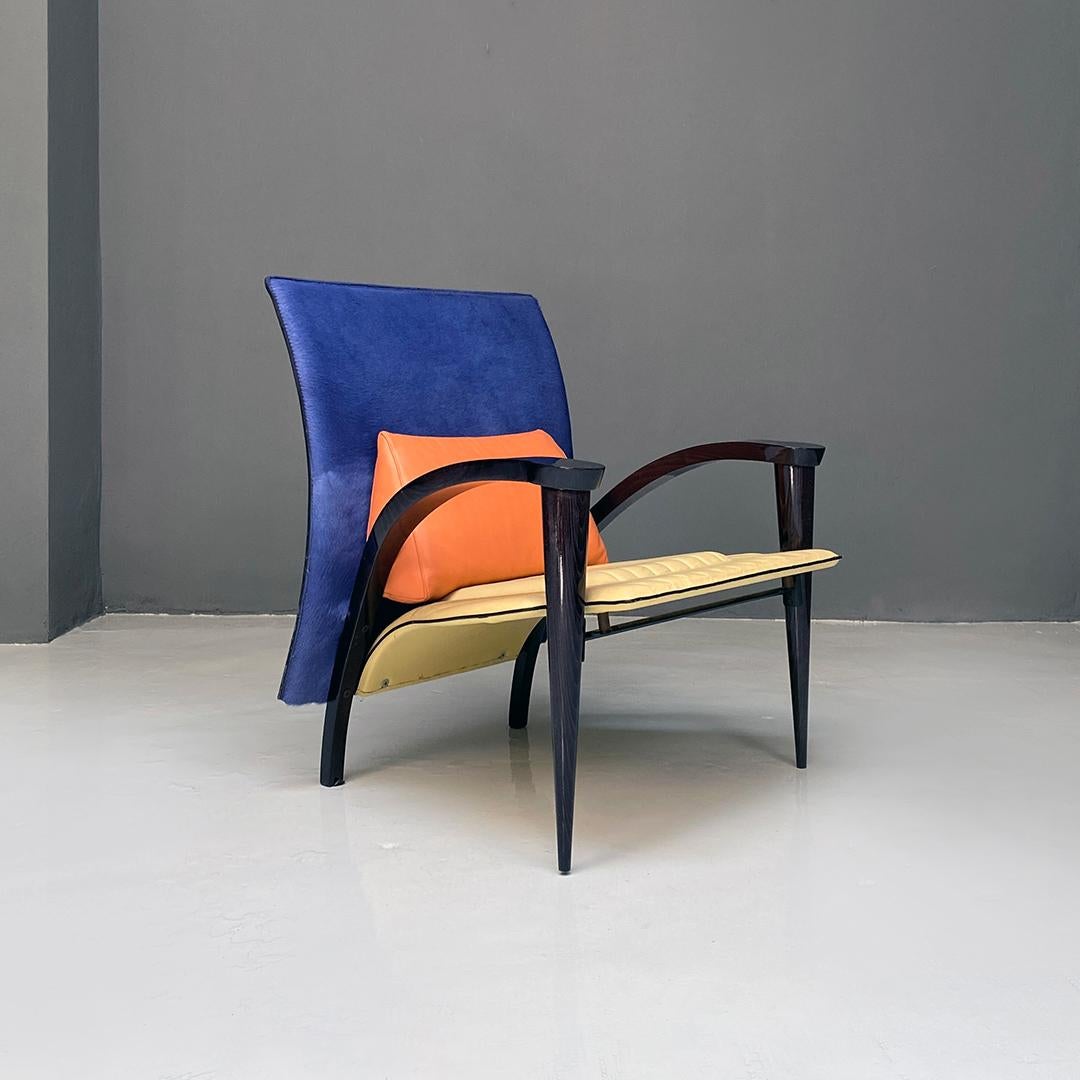 Postmoderne Fauteuil moderne italien en bois massif et cuir multicolore avec accoudoirs, années 1980 en vente