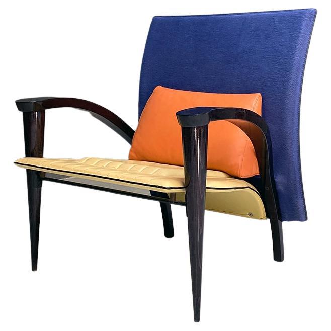 Poltrona moderna italiana in legno massiccio e pelle multicolore con braccioli anni '80