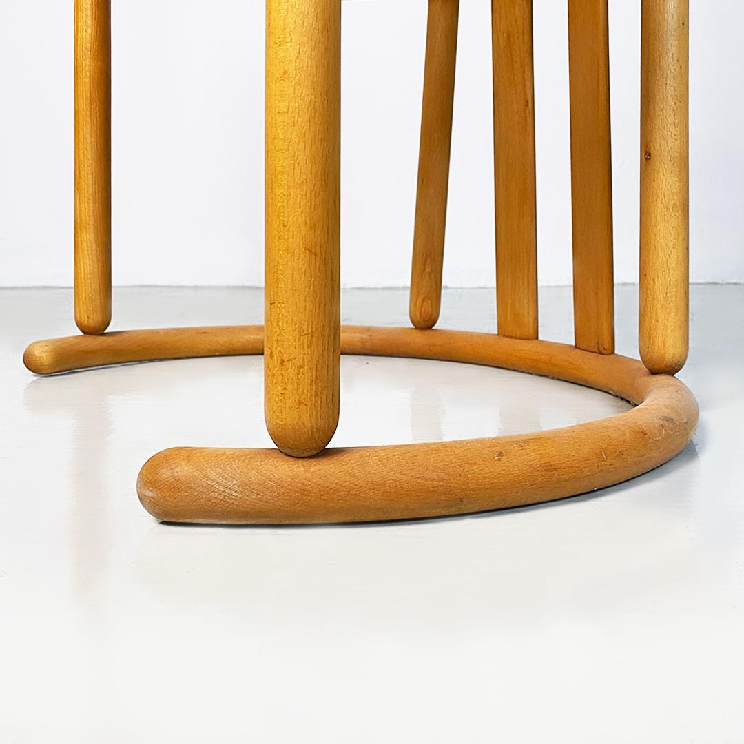 Paire de chaises à haut dossier en bois massif et paille de Vienne, années 1980.
Paire très particulière de chaises vintage à haut dossier dont la structure est entièrement en bois massif avec des lattes courbes et arrondies. Siège ovale avec
