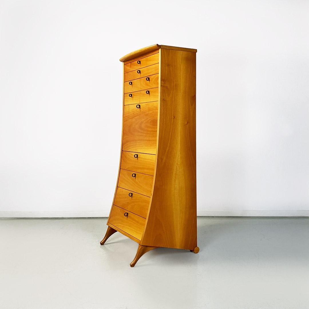 Italian modern solid wood chest of drawers by Umberto Asnago for Giorgetti, 1982 In Good Condition For Sale In MIlano, IT