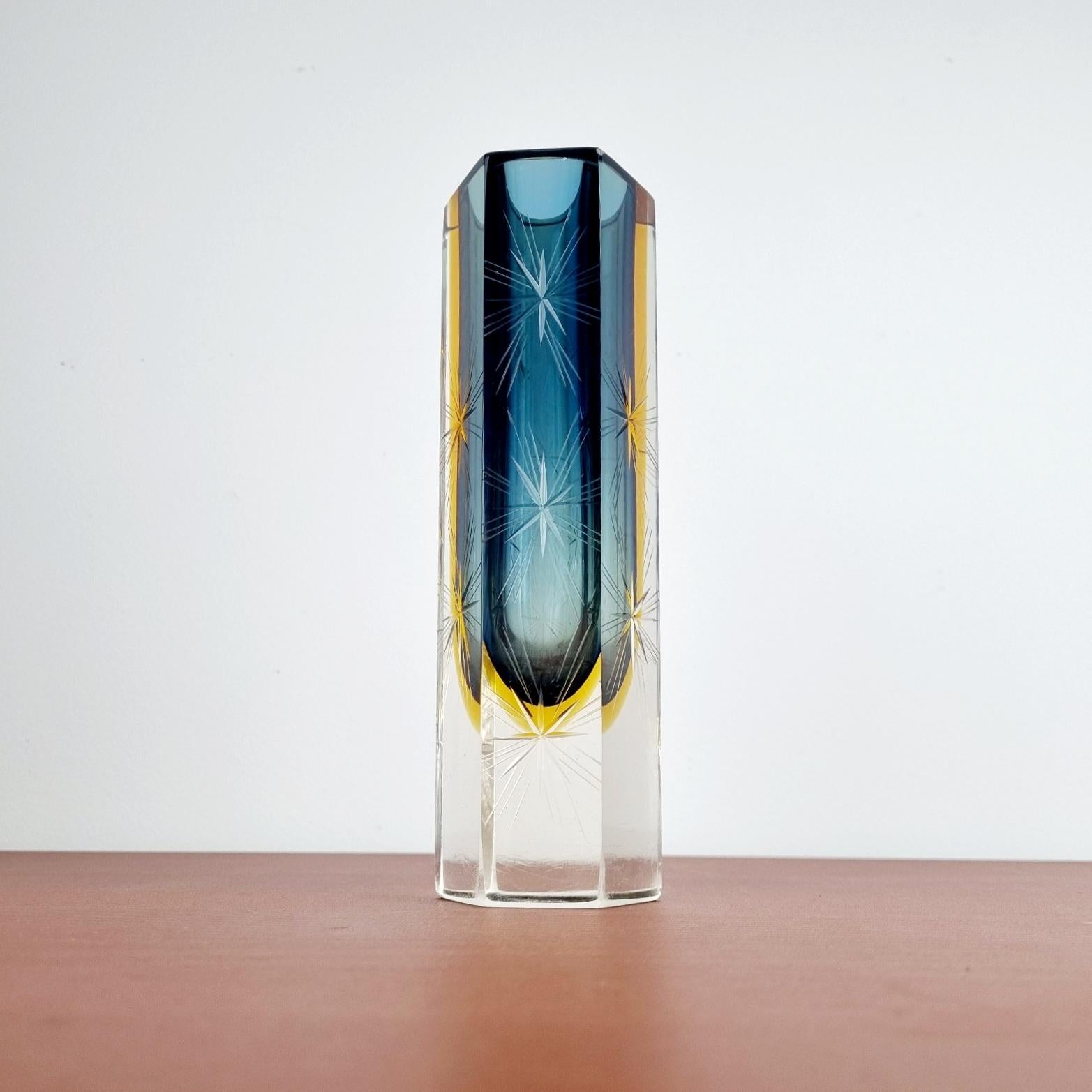 Schöne Vase aus Murano-Glas von Pagnin und Bon
Es ist eine klassische Sommerso-Vase
Hergestellt in Italien in den 60er Jahren