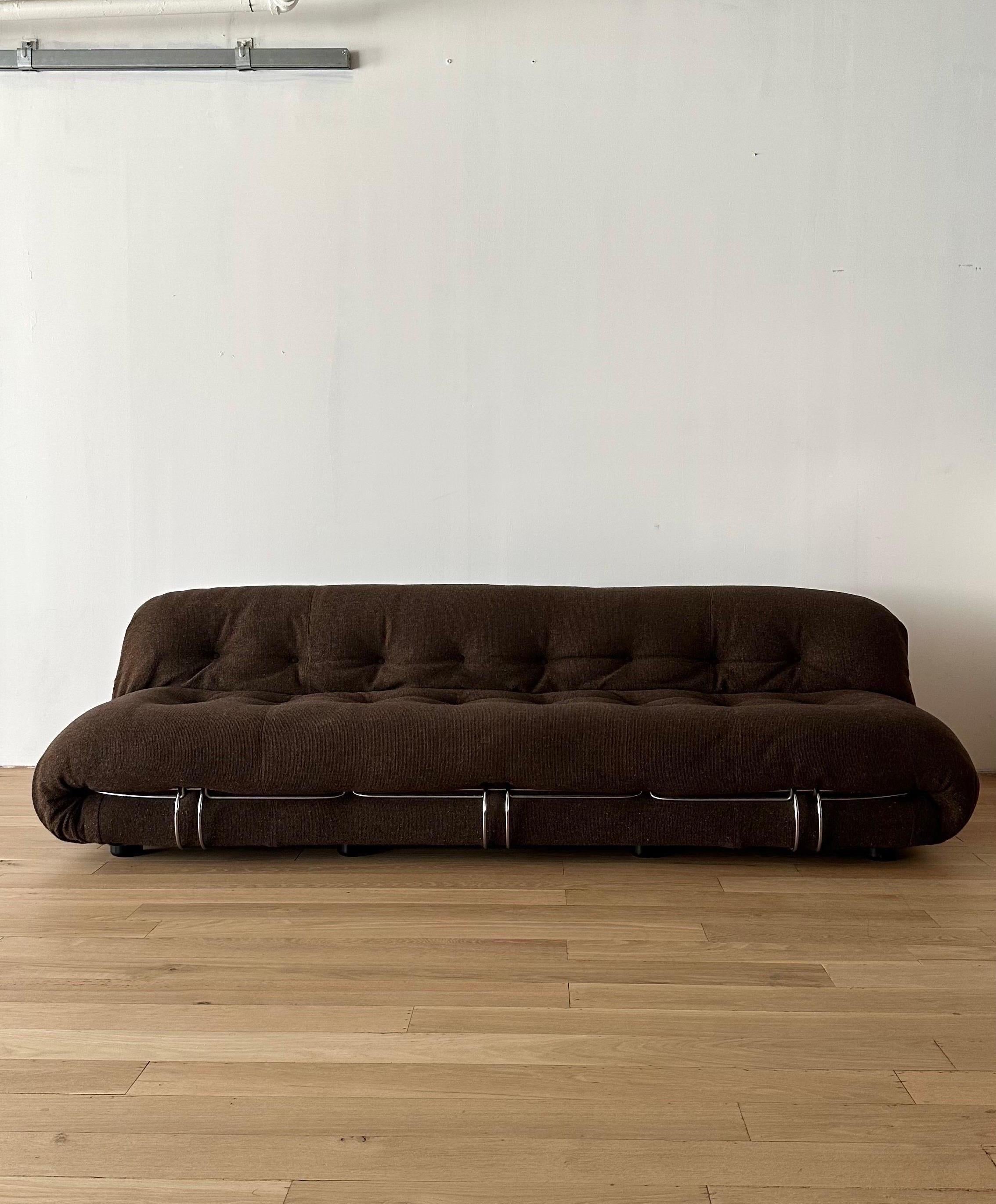 Questo iconico divano presenta una tappezzeria originale in velluto a coste marrone in eccellenti condizioni vintage. Può ospitare comodamente 4 persone. Disegnato da Afra & Tobia Scarpa per Cassina, circa anni '60.