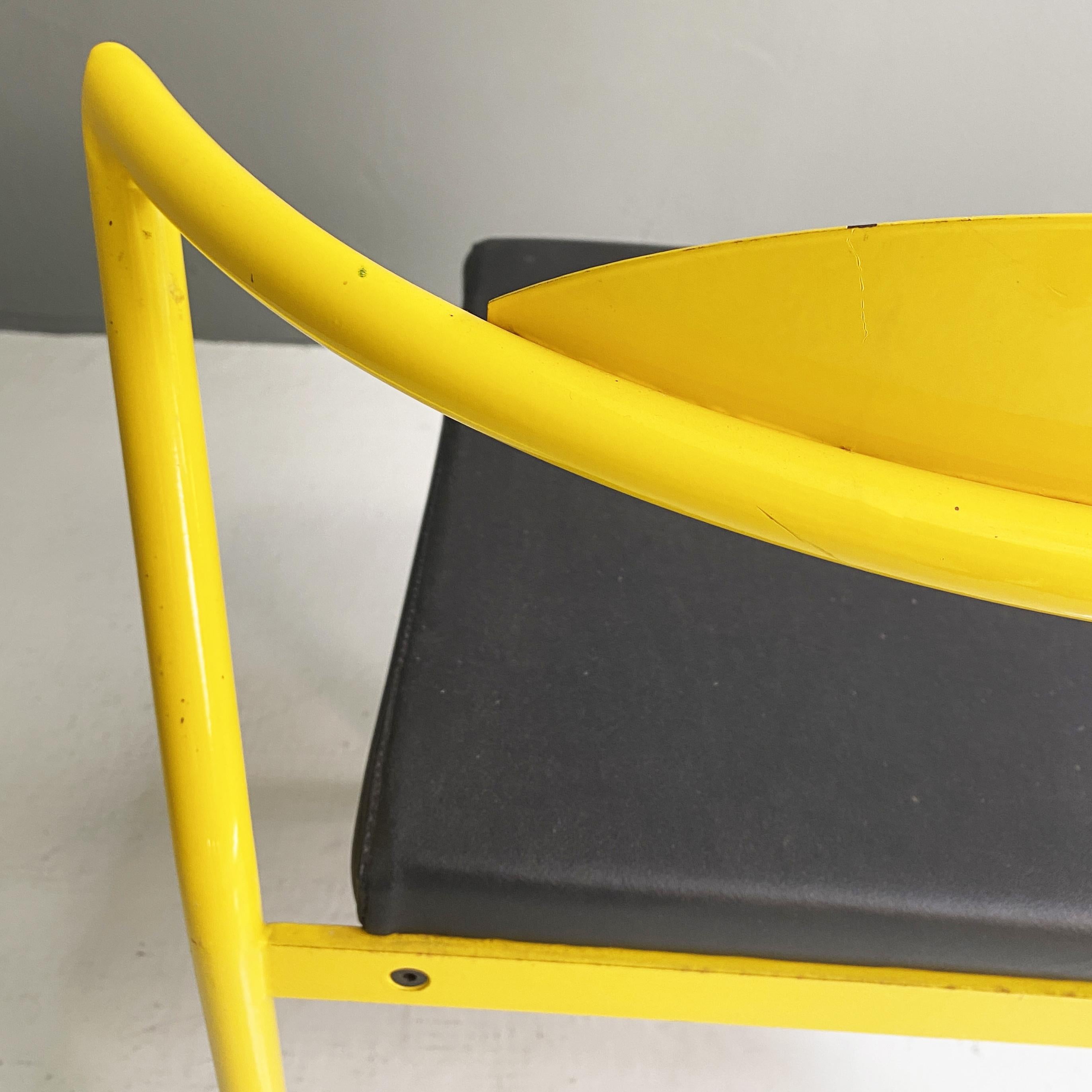 Chaise italienne The Moderns Space Age en cuir noir et métal jaune, années 1970 en vente 4