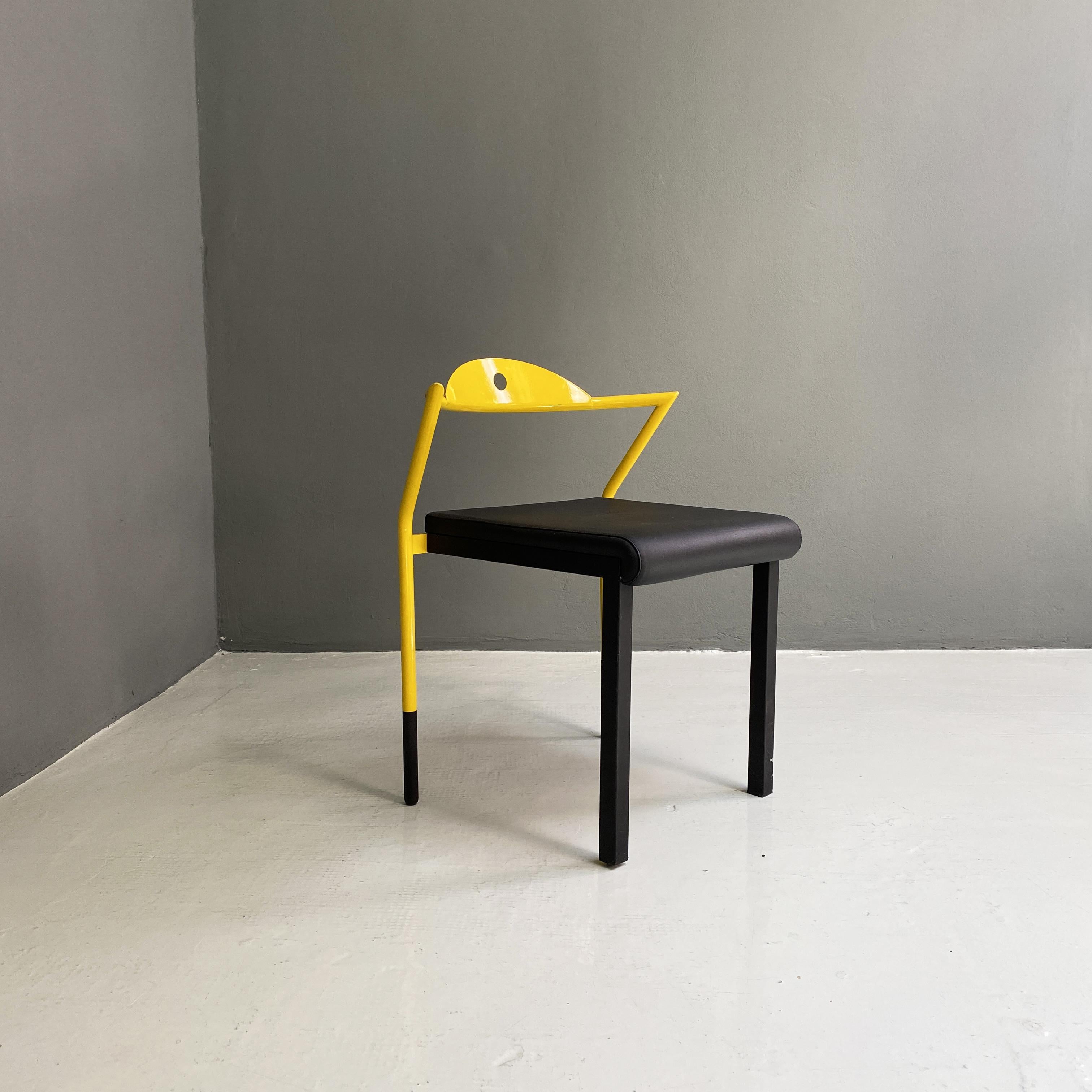 Chaise de l'ère spatiale en cuir et métal, 1970
Chaise Space Age avec structure tubulaire en métal peint en jaune et assise en cuir noir. Le dossier se caractérise par des formes géométriques et a un caractère purement spatial.
1970s

Très bon