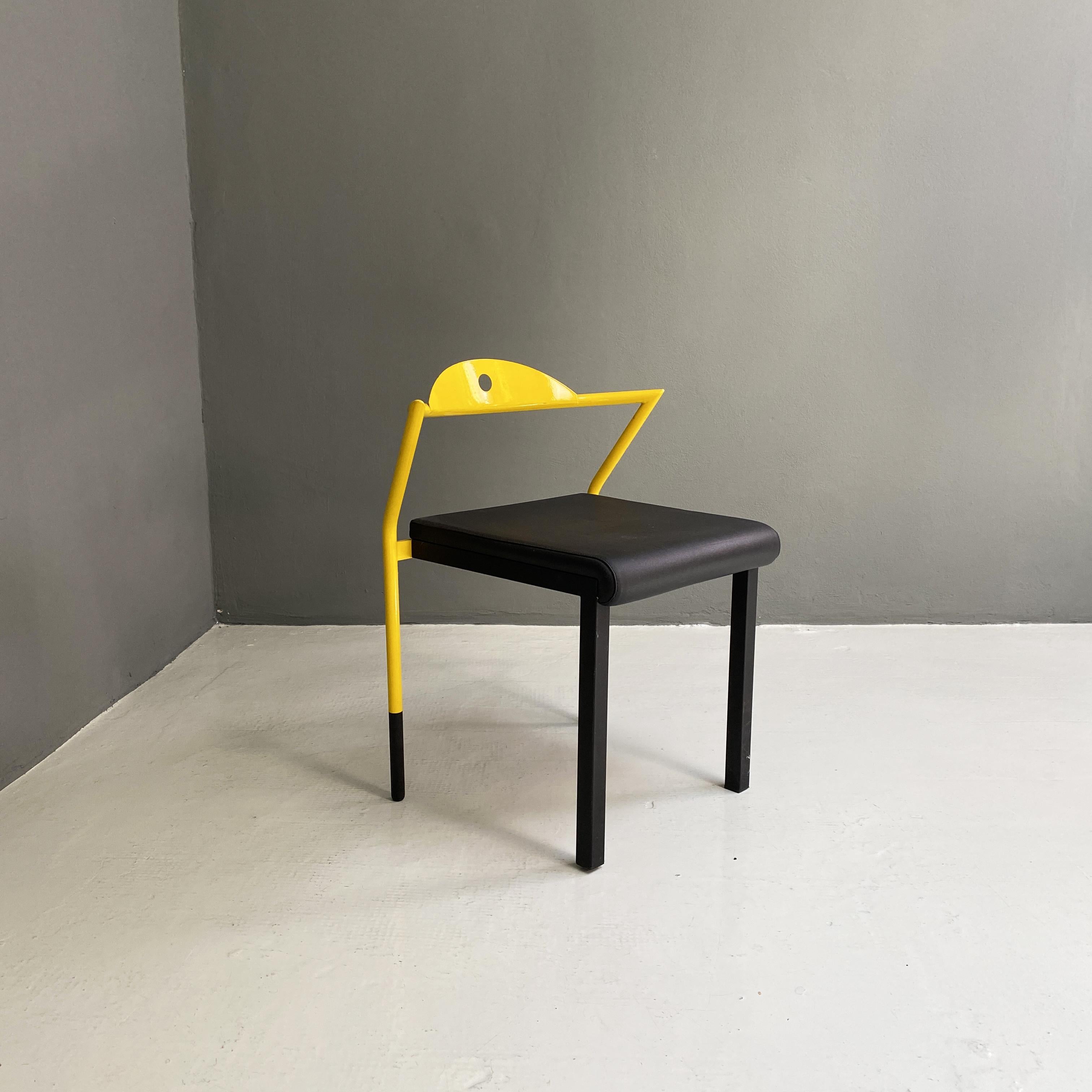 Ère spatiale Chaise italienne The Moderns Space Age en cuir noir et métal jaune, années 1970 en vente