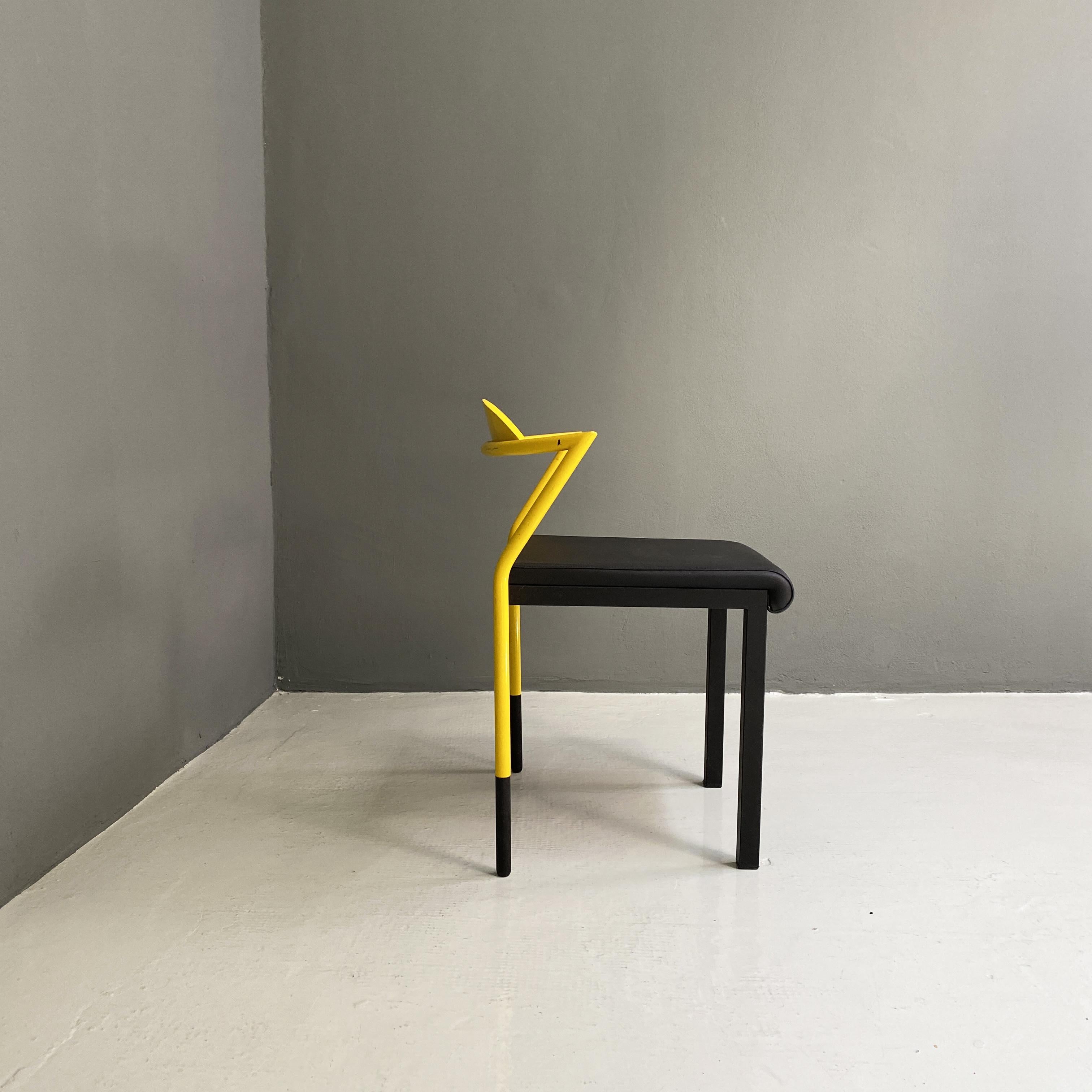 Chaise italienne The Moderns Space Age en cuir noir et métal jaune, années 1970 Bon état - En vente à MIlano, IT