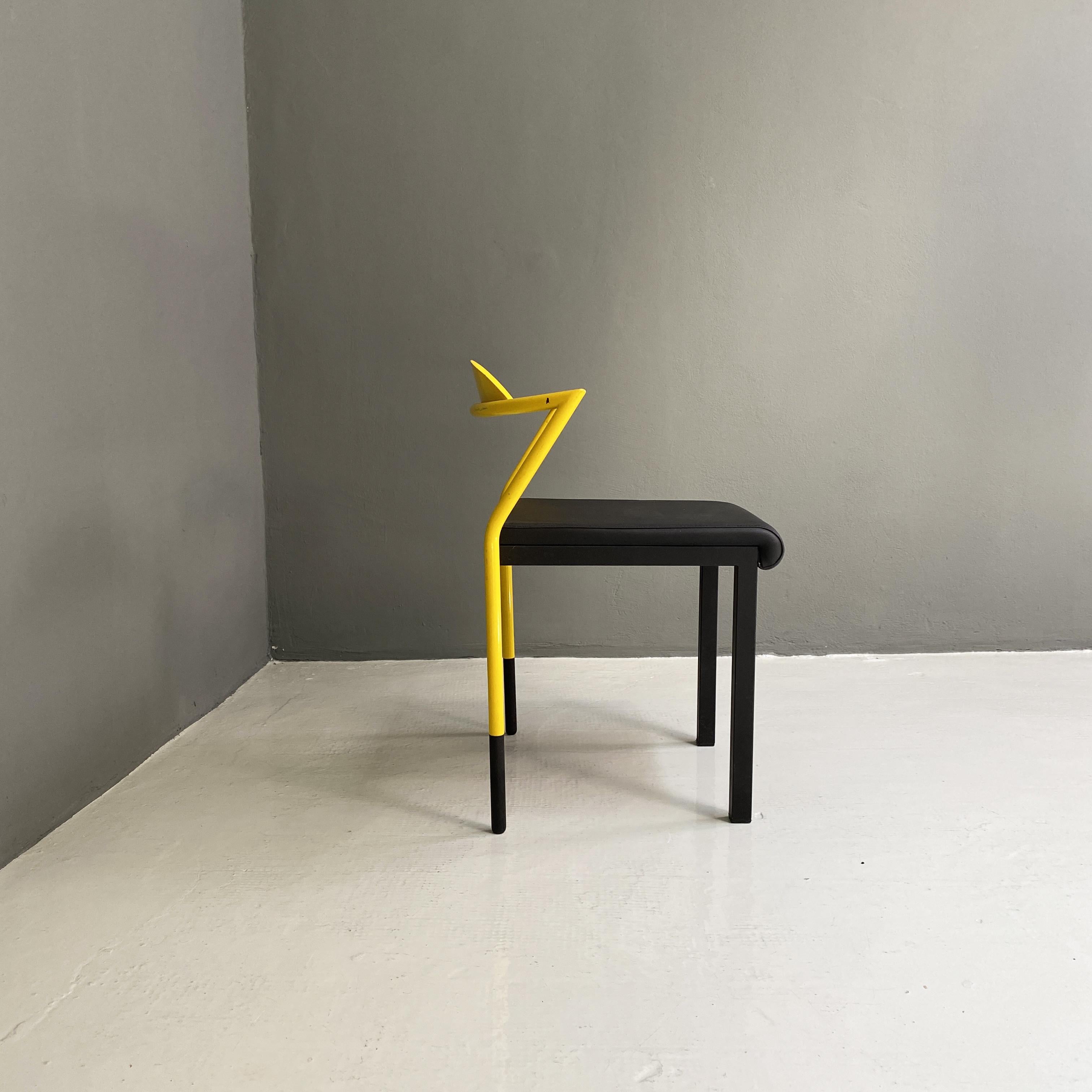 Fin du 20e siècle Chaise italienne The Moderns Space Age en cuir noir et métal jaune, années 1970 en vente