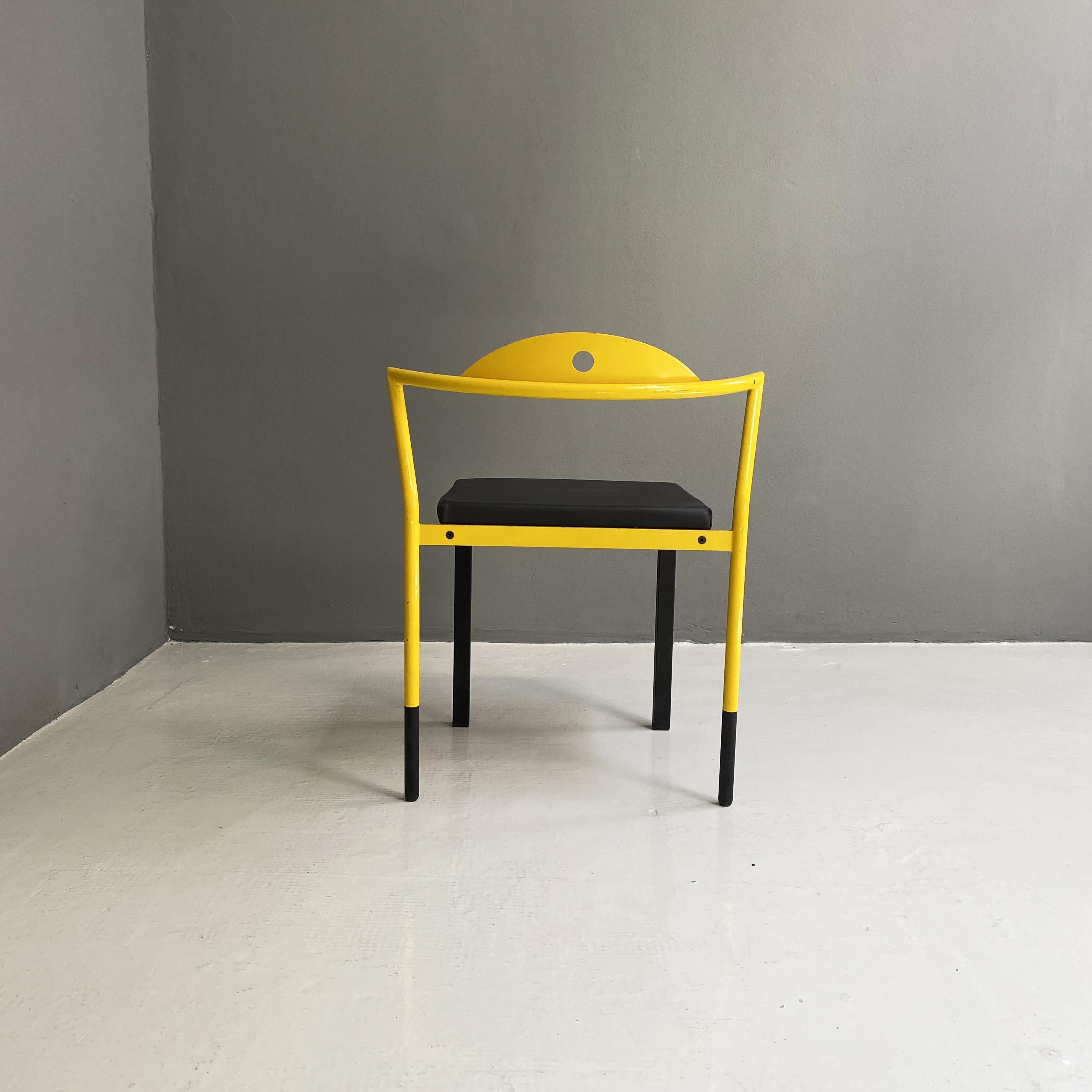 Métal Chaise italienne The Moderns Space Age en cuir noir et métal jaune, années 1970 en vente
