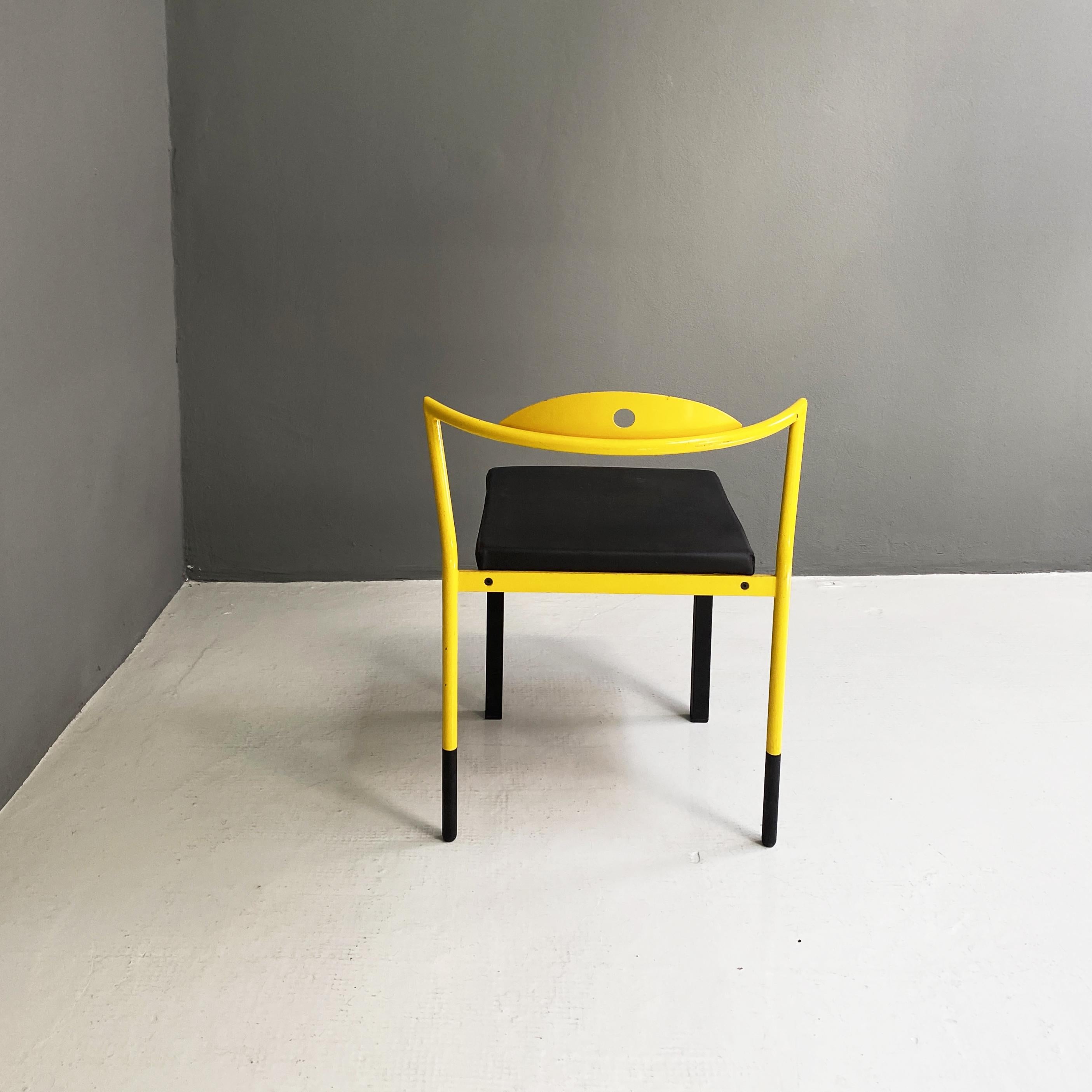 Chaise italienne The Moderns Space Age en cuir noir et métal jaune, années 1970 en vente 1