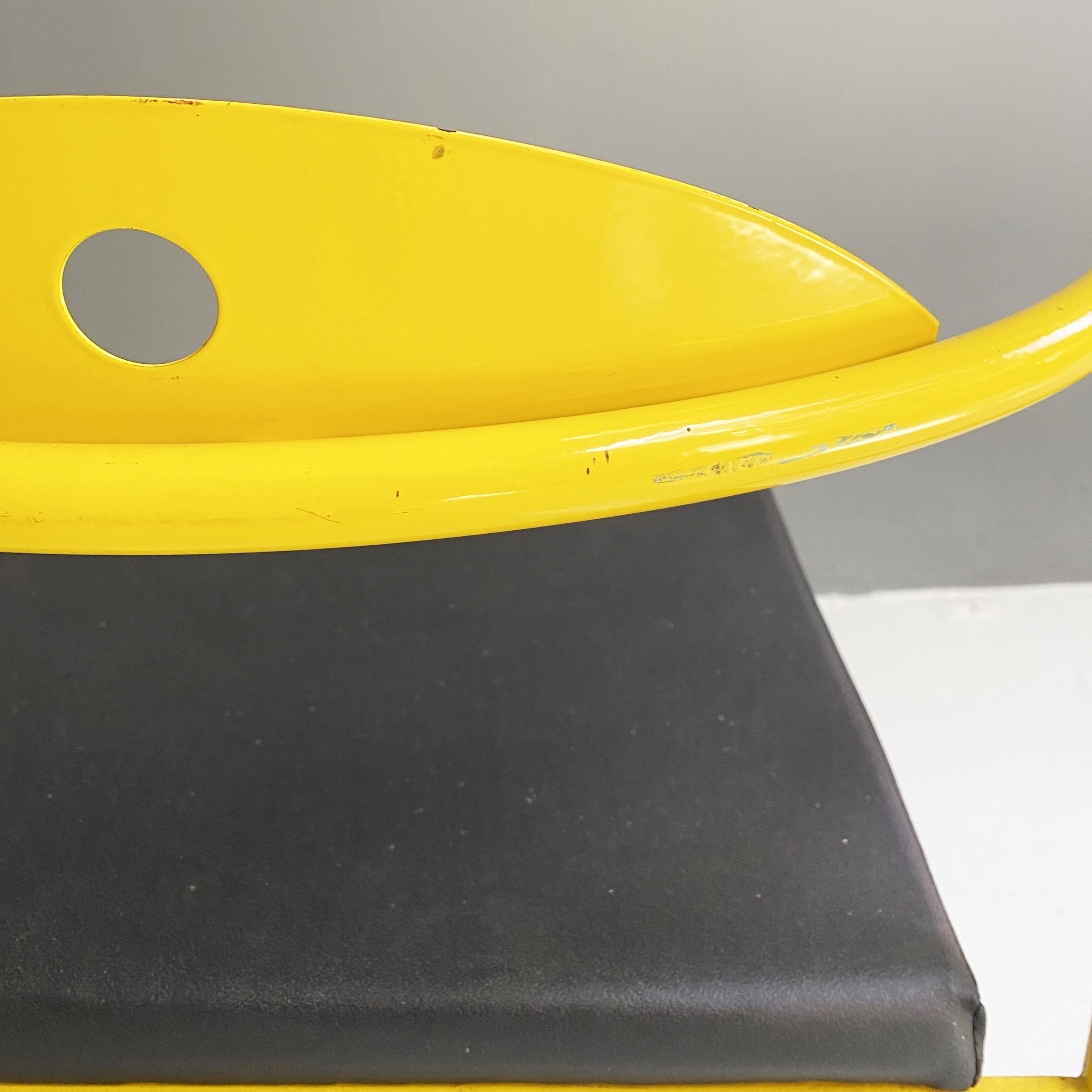 Chaise italienne The Moderns Space Age en cuir noir et métal jaune, années 1970 en vente 3
