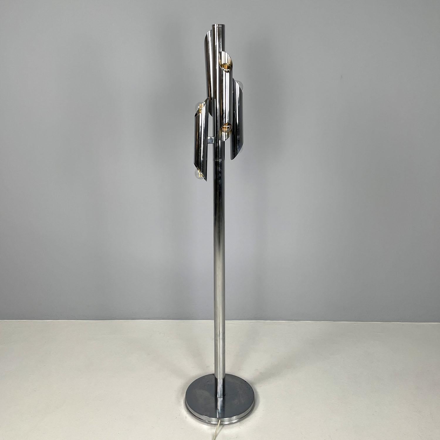 Italian modern Space Age floor lamp in chromed metal, 1970s
Space Age style round base floor lamp. The structure is entirely made of chromed metal. In the upper part there are four cylindrical diffusers with the two ends cut diagonally, at each end