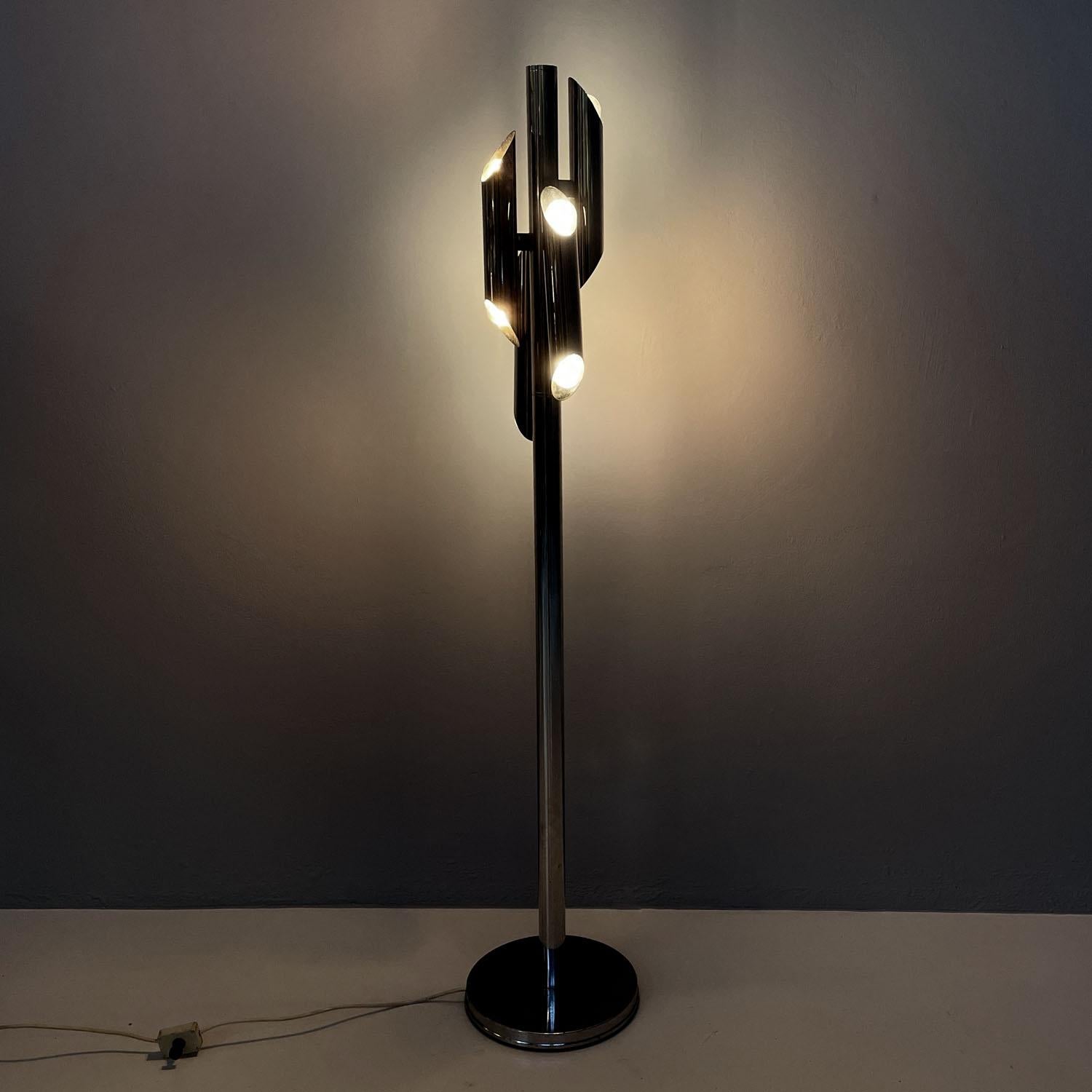 Italian modern Space Age floor lamp in chromed metal, 1970s In Good Condition For Sale In MIlano, IT