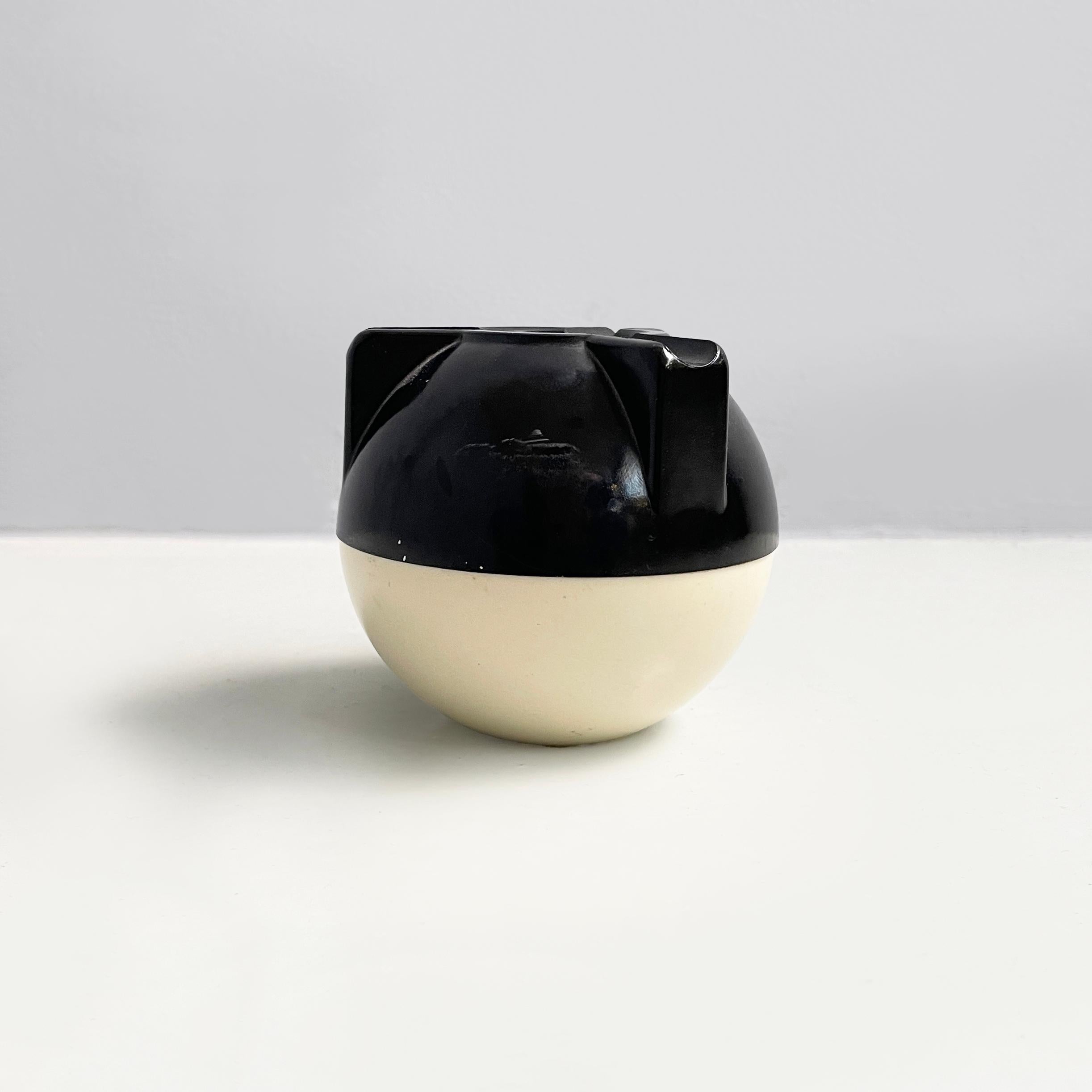 Italian modern Spherical table ashtray in black and white plastic, 1980s In Good Condition For Sale In MIlano, IT