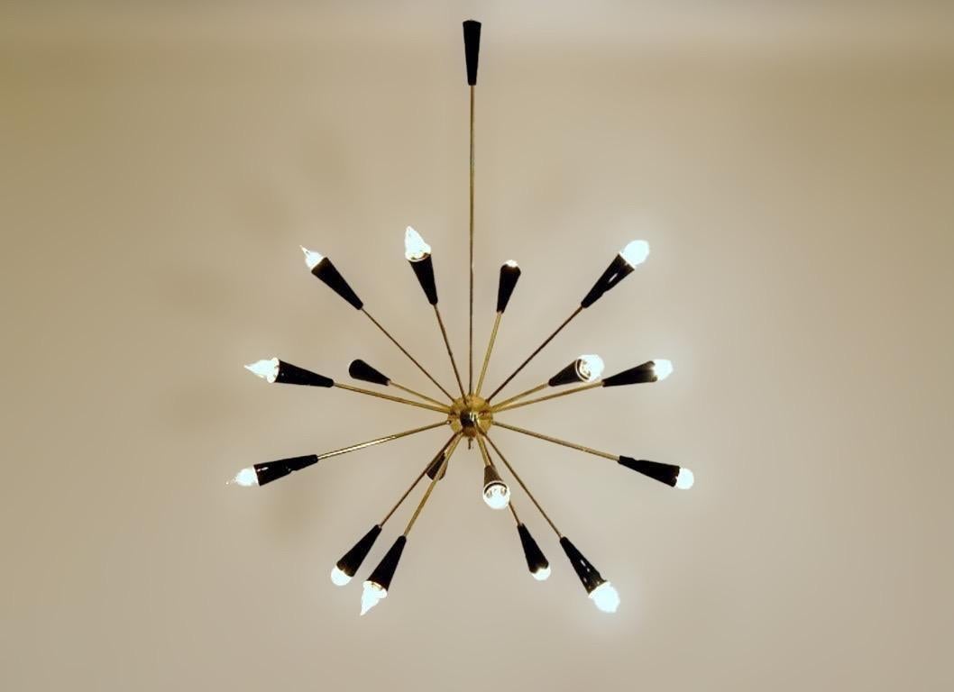 Lustre Sputnik très sculptural en laiton naturel non laqué et émail noir, fabriqué en Italie par Fabio LTD. 

Il s'agit d'une interprétation moderne et contemporaine d'un lustre Sputnik classique, fortement influencée par le modernisme italien du