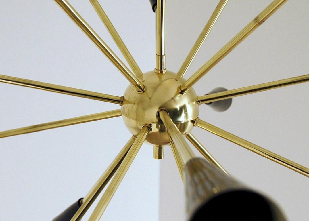 Laiton Lustre moderne italien sputnik en laiton et émail par Fabio Ltd en vente