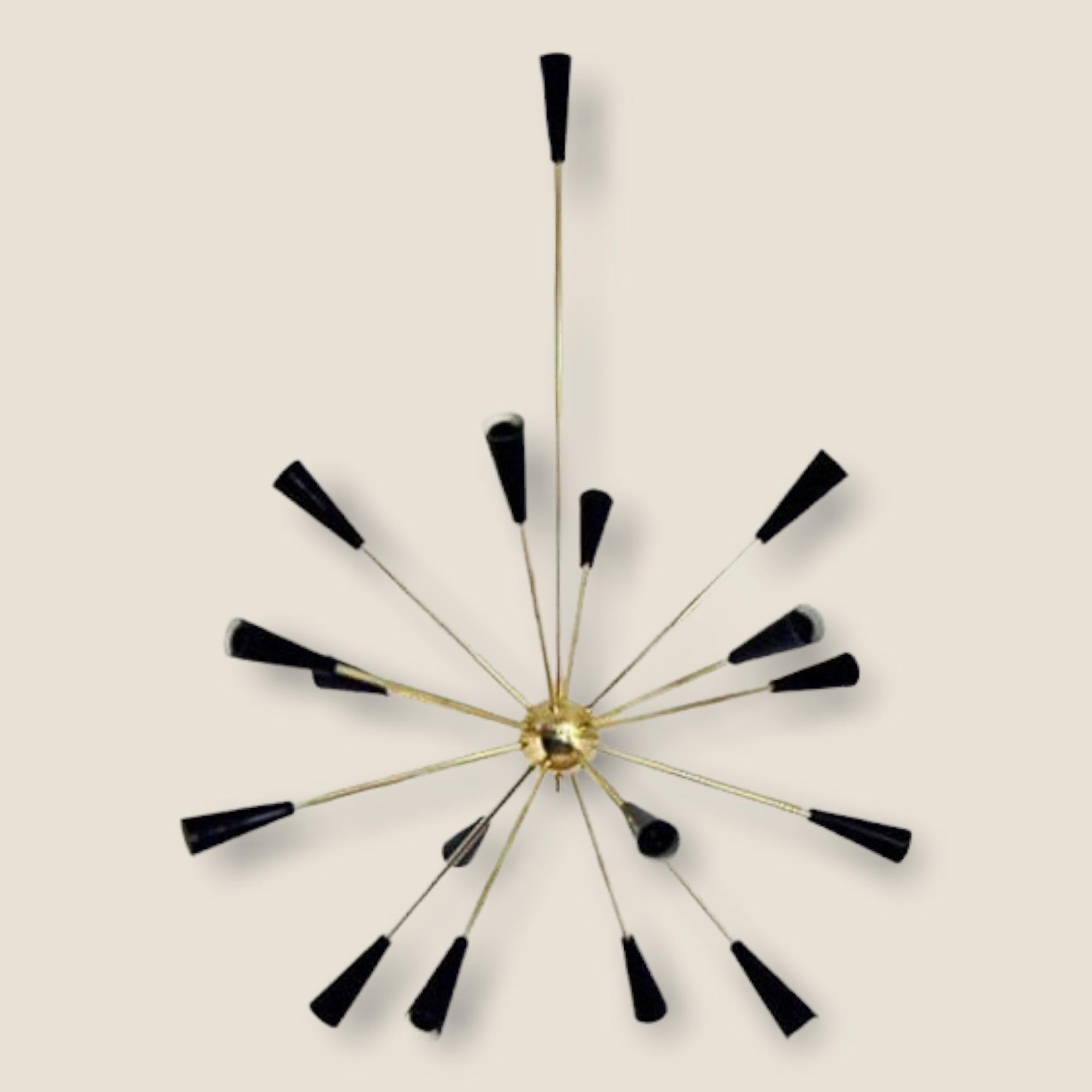 Lustre moderne italien sputnik en laiton et émail par Fabio Ltd en vente 3