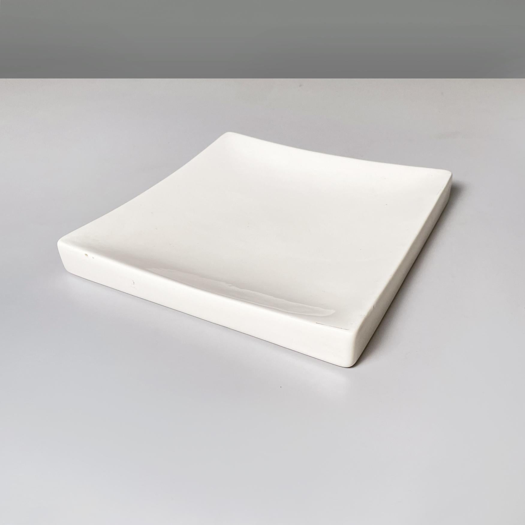 Centrotavola quadrato moderno italiano in ceramica bianca, anni '60
Centrotavola con base quadrata in ceramica bianca. Il piatto può essere utilizzato anche come posacenere.
1960s
In buone condizioni, presenta segni molto leggeri.
Misure in cm