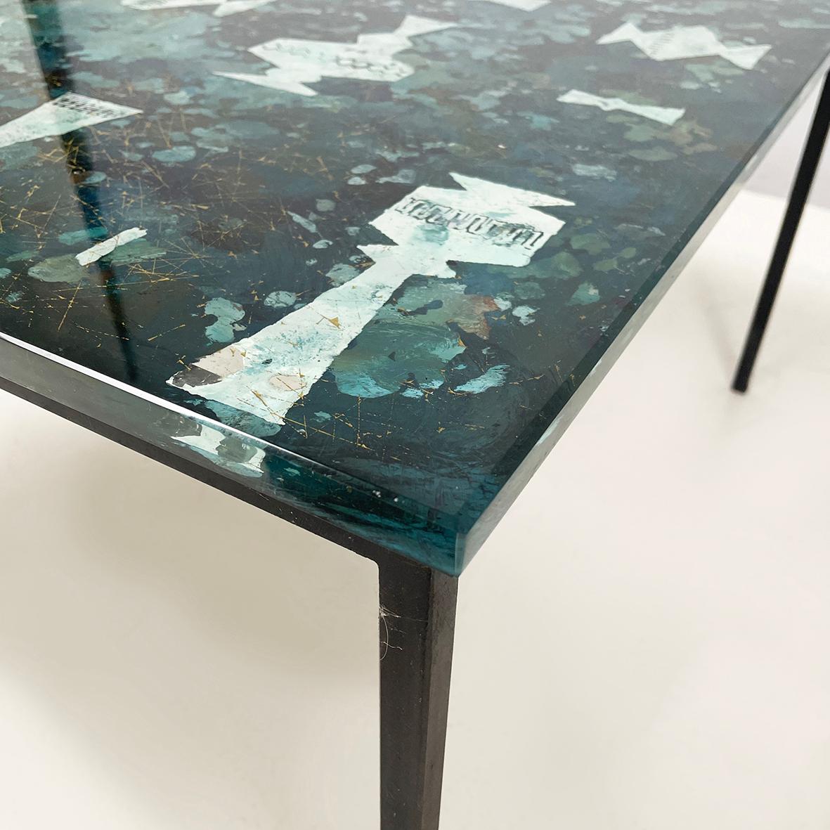 Italian modern Square coffee table blue decorated glass and black metal, 1980s In Good Condition For Sale In MIlano, IT