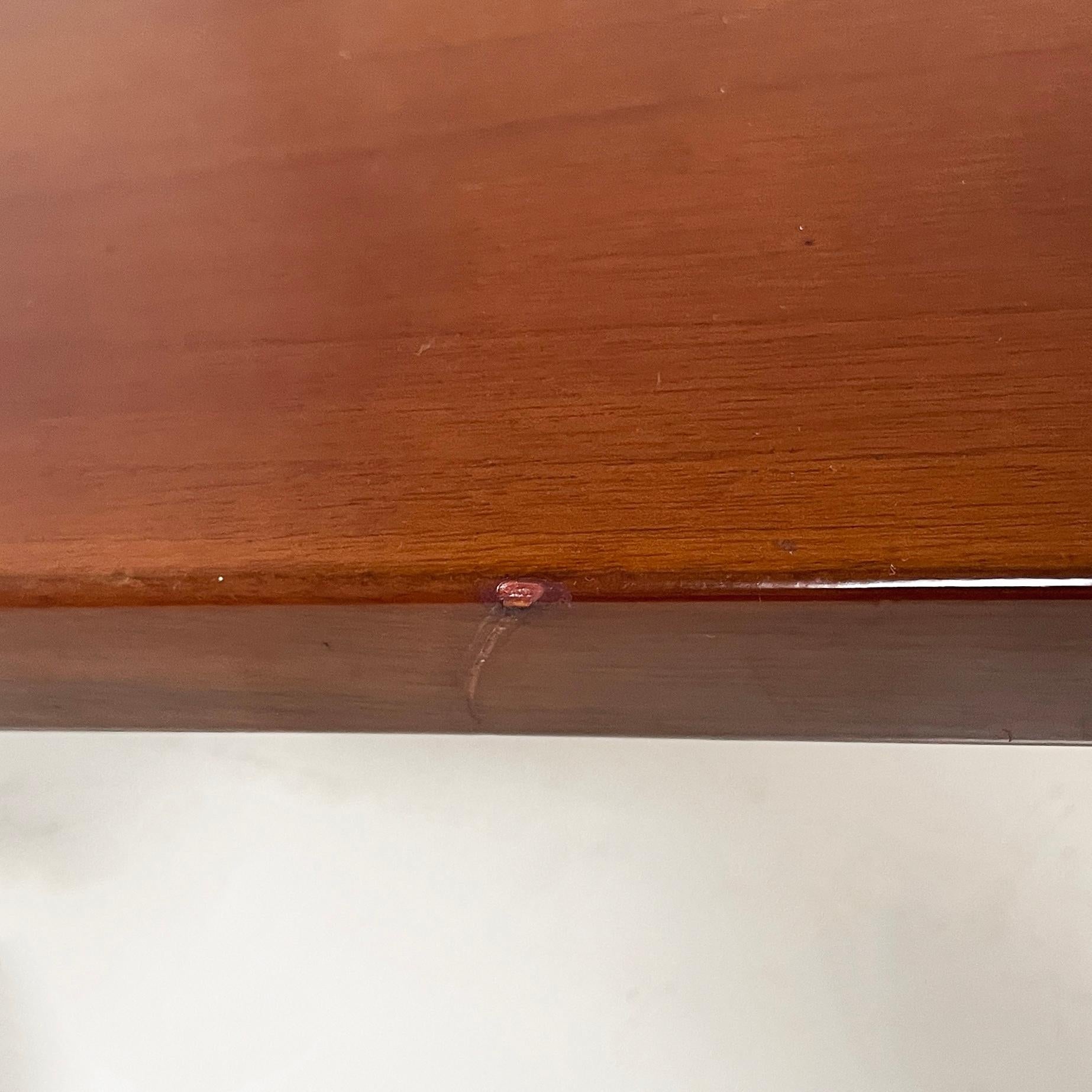 Italienischer moderner quadratischer Couchtisch aus Holz, 1970er Jahre im Angebot 5