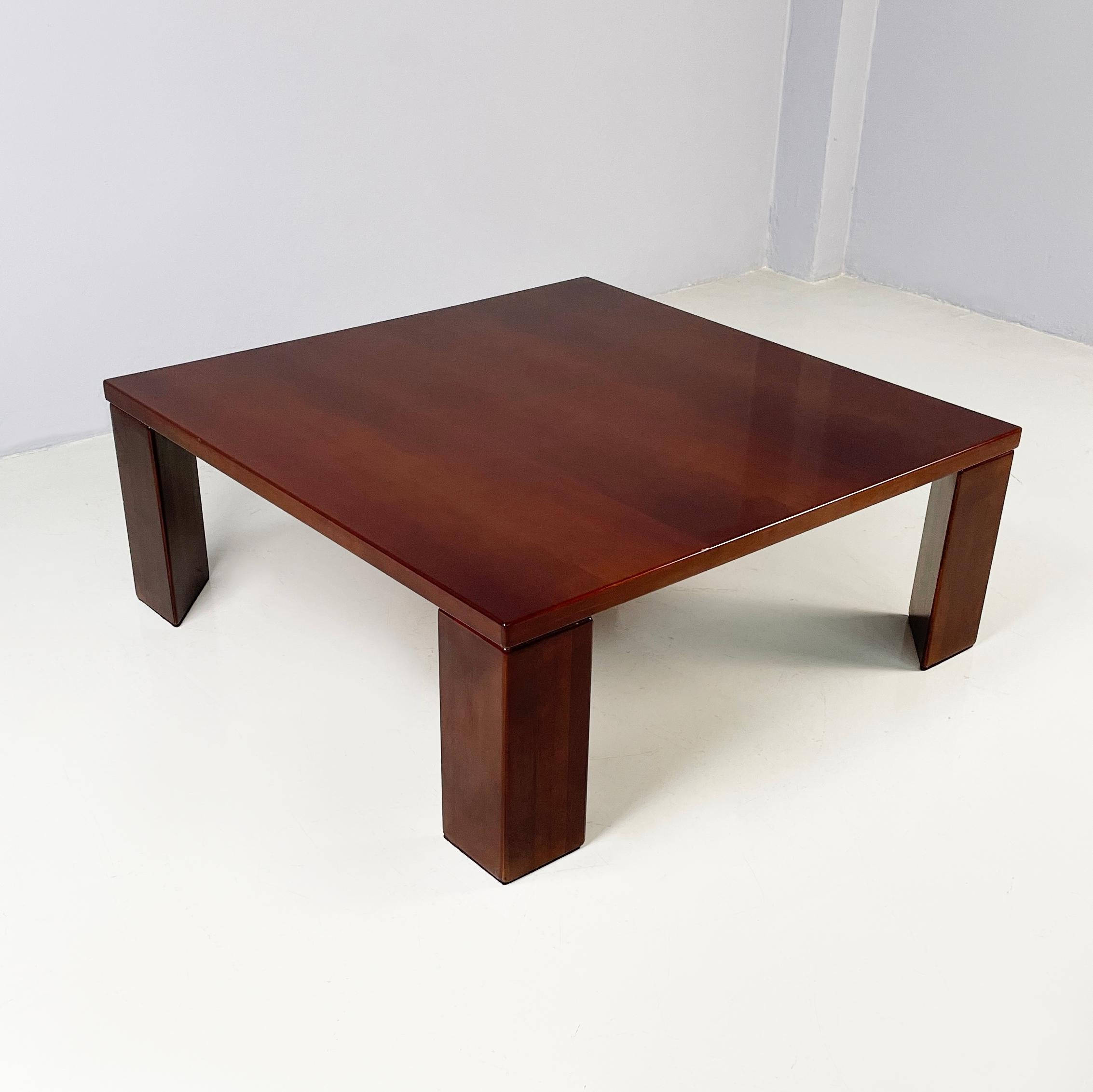 Italienischer moderner quadratischer Couchtisch aus Holz, 1970er Jahre
Couchtisch mit quadratischer Platte aus dunklem Holz. Die 4 Beine, die die Platte tragen, haben einen dreieckigen Querschnitt, ebenfalls aus dunklem Holz.
1970s.
Guter Zustand,