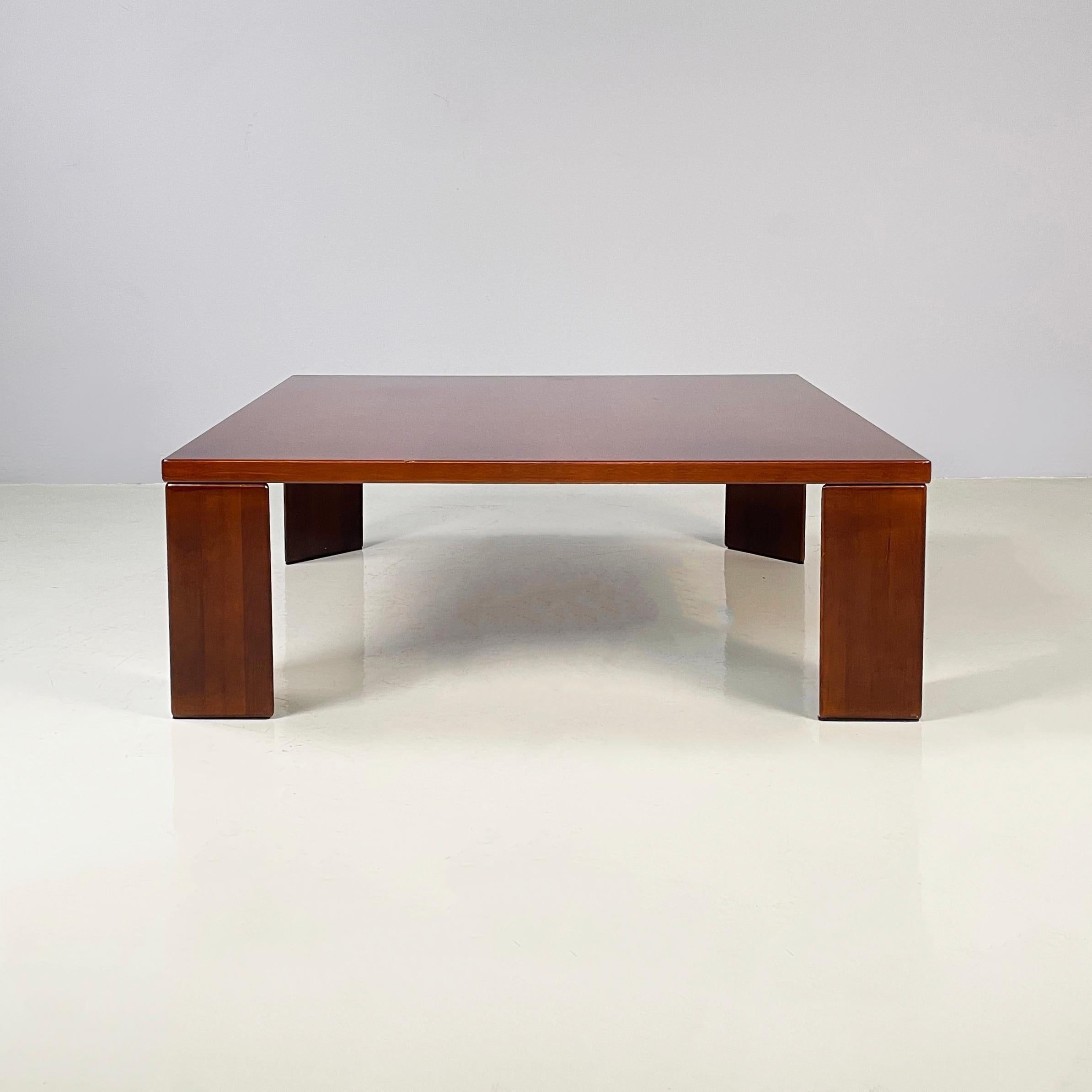 Italienischer moderner quadratischer Couchtisch aus Holz, 1970er Jahre (Moderne) im Angebot