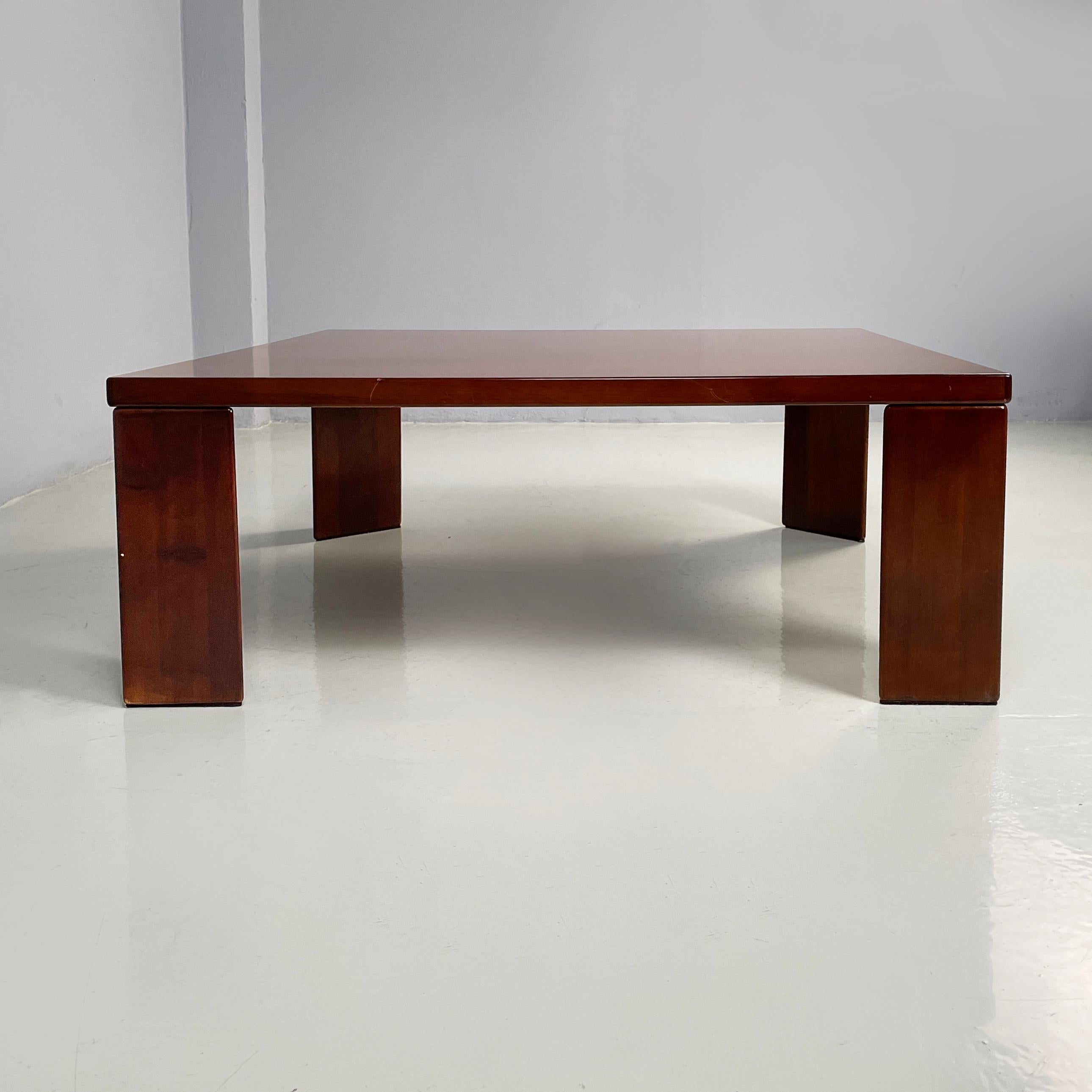 Italienischer moderner quadratischer Couchtisch aus Holz, 1970er Jahre im Zustand „Gut“ im Angebot in MIlano, IT