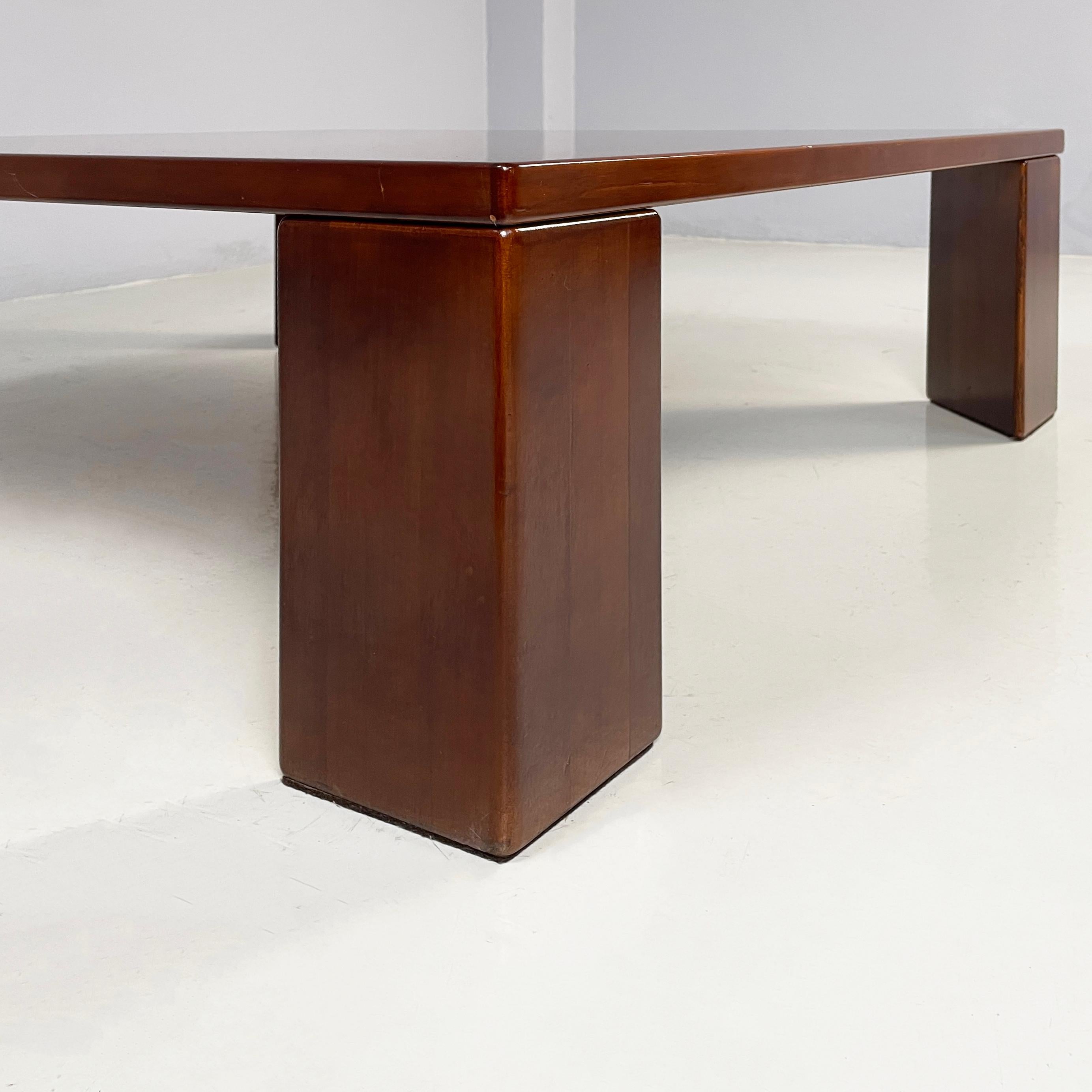 Italienischer moderner quadratischer Couchtisch aus Holz, 1970er Jahre (Ende des 20. Jahrhunderts) im Angebot