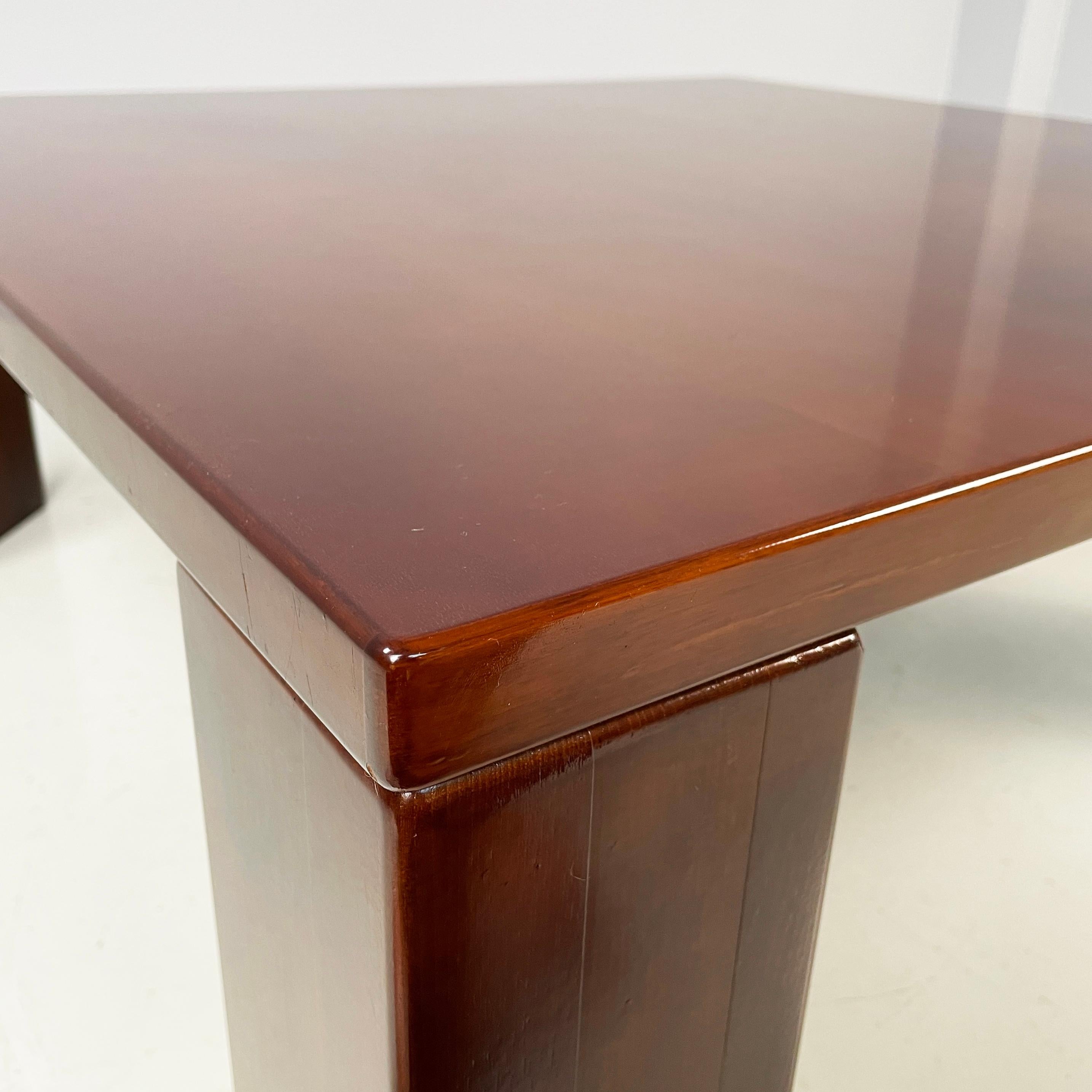 Italienischer moderner quadratischer Couchtisch aus Holz, 1970er Jahre im Angebot 1