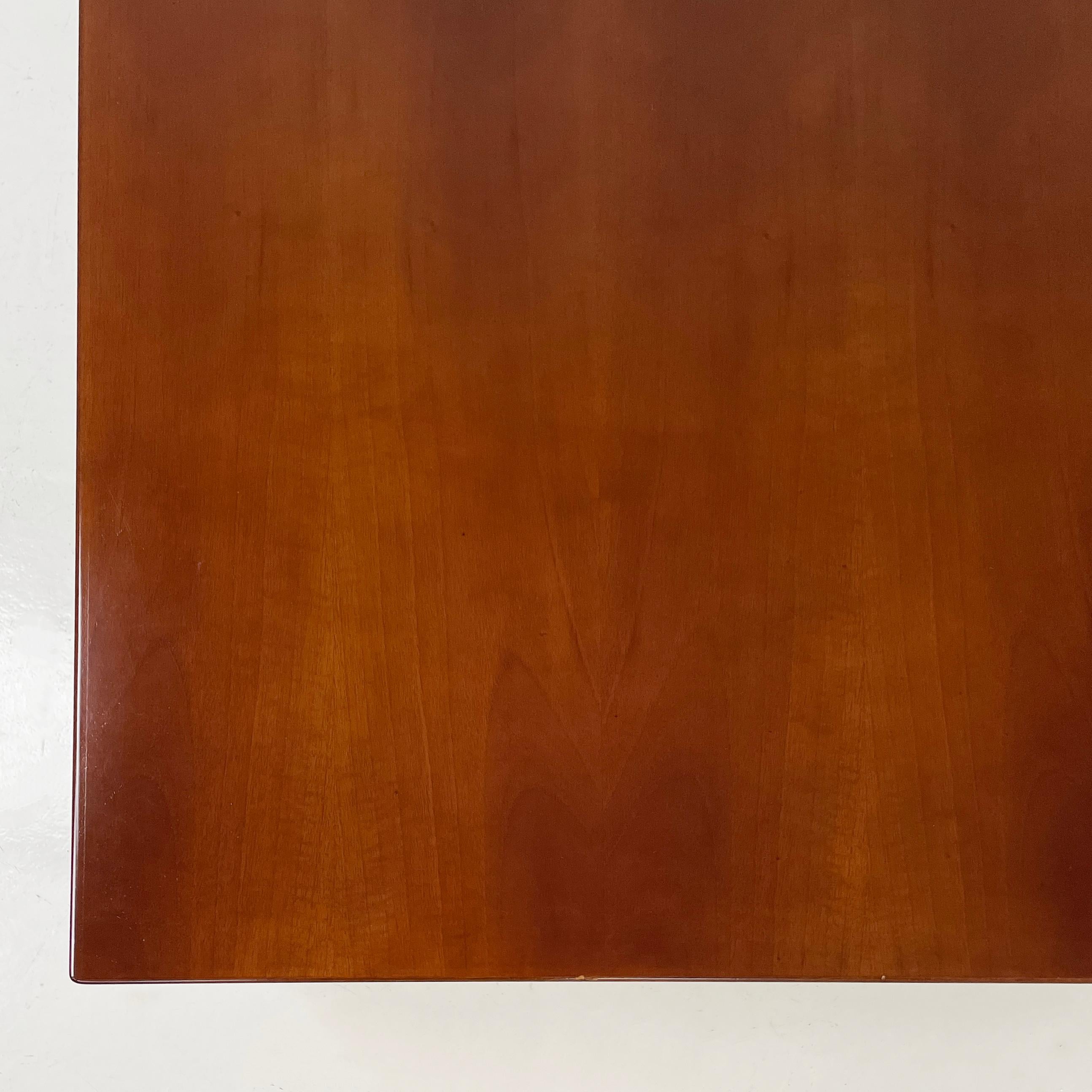 Italienischer moderner quadratischer Couchtisch aus Holz, 1970er Jahre im Angebot 2