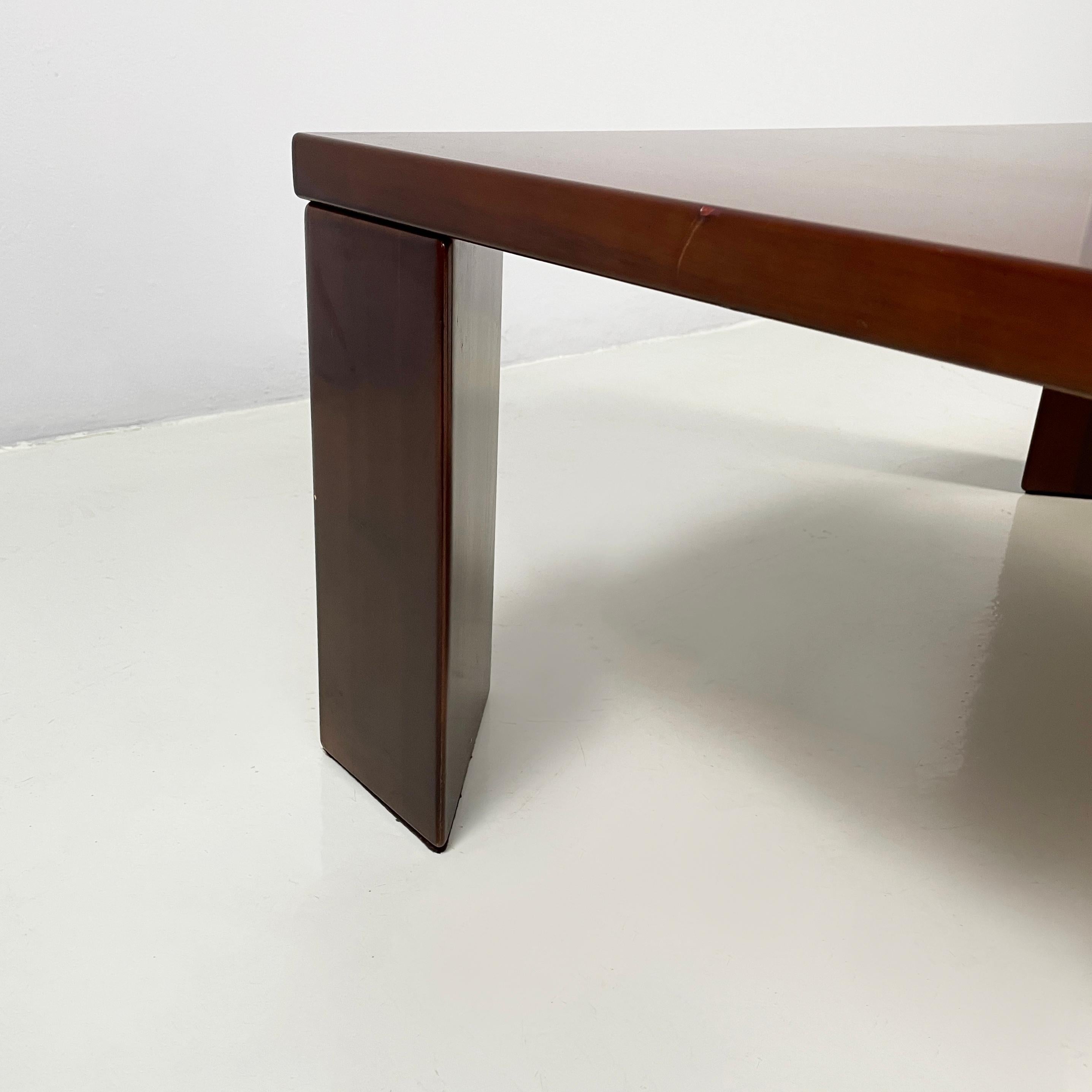 Italienischer moderner quadratischer Couchtisch aus Holz, 1970er Jahre im Angebot 3