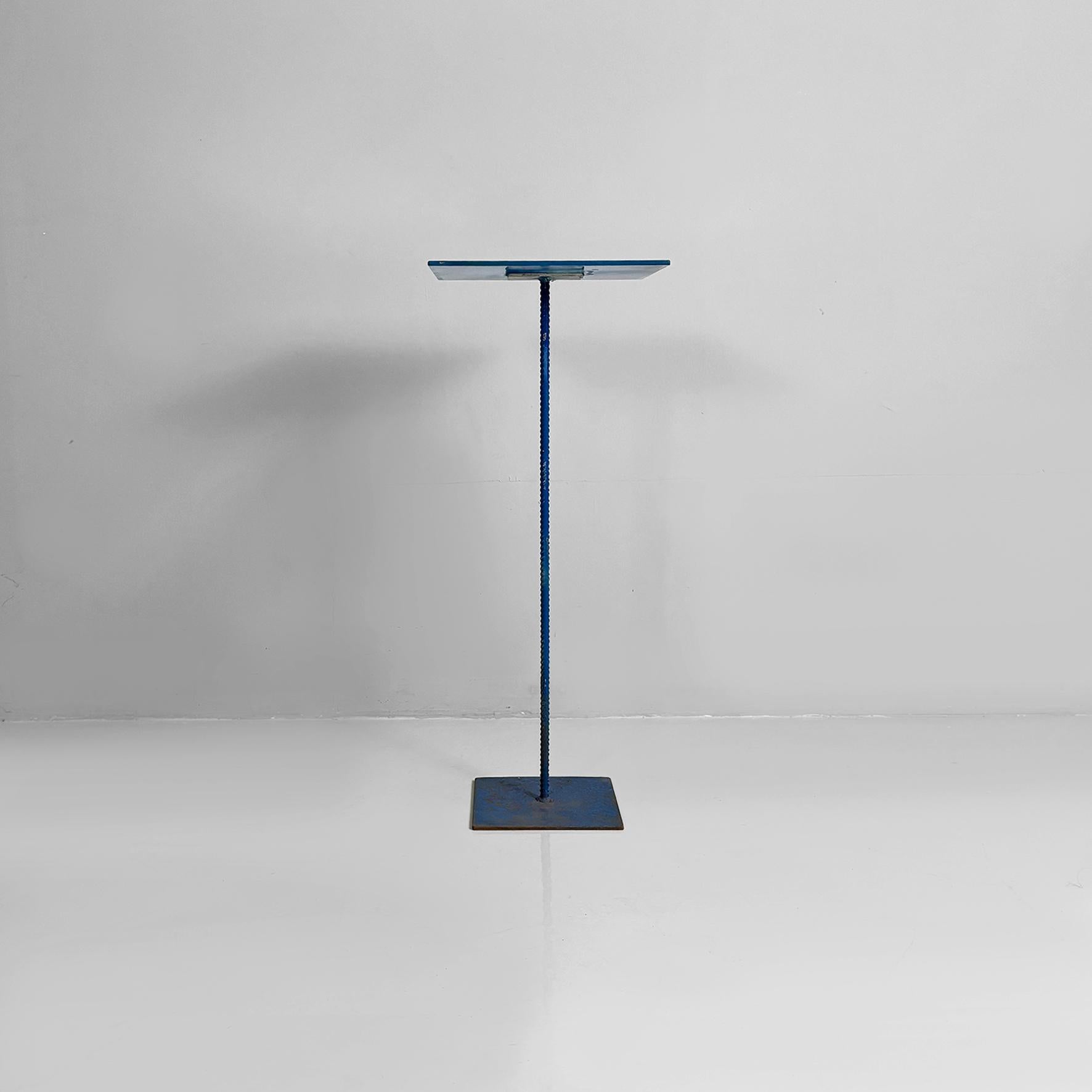 Italienische moderne quadratische rote und blaue Metallsockel, 1970er Jahre im Angebot 9
