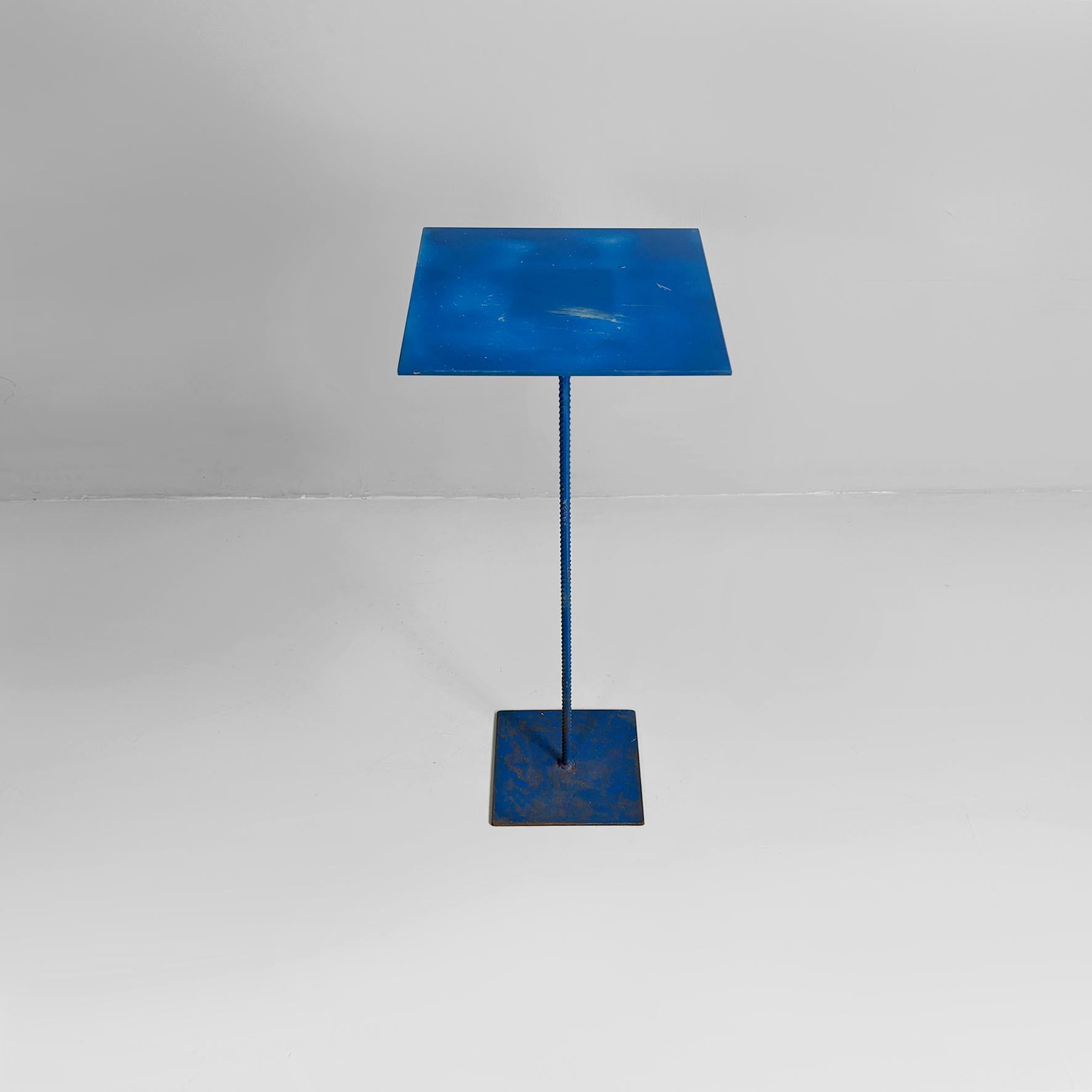 Italienische moderne quadratische rote und blaue Metallsockel, 1970er Jahre im Angebot 10