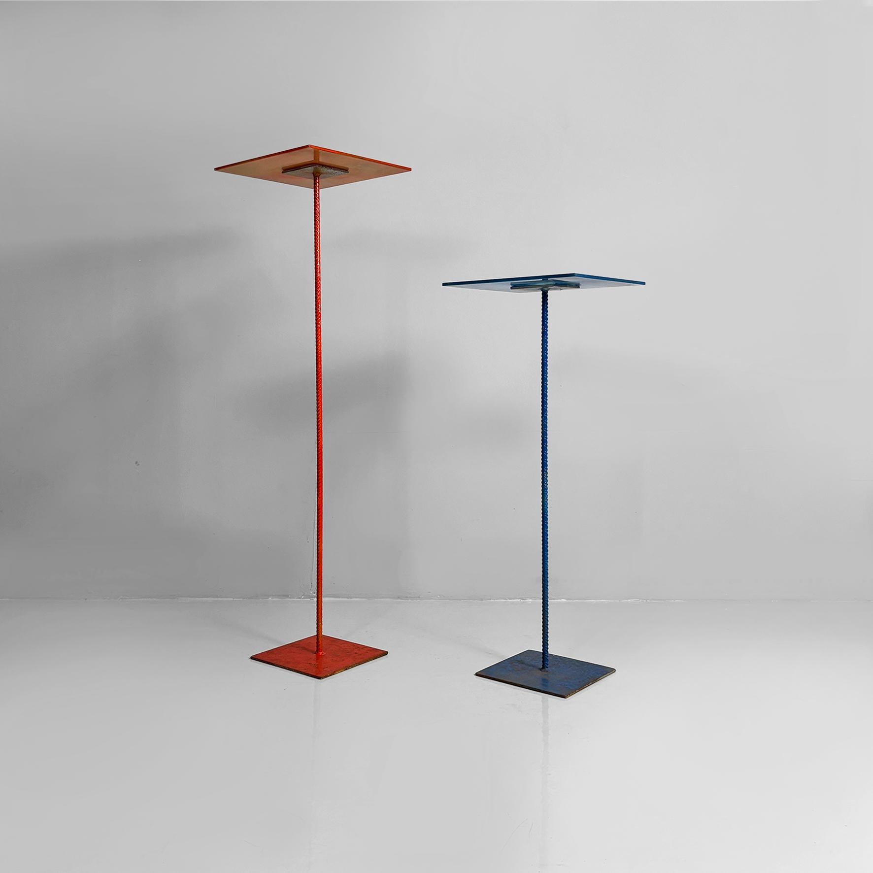 Italienische moderne quadratische rote und blaue Metallsockel, 1970er Jahre (Moderne) im Angebot