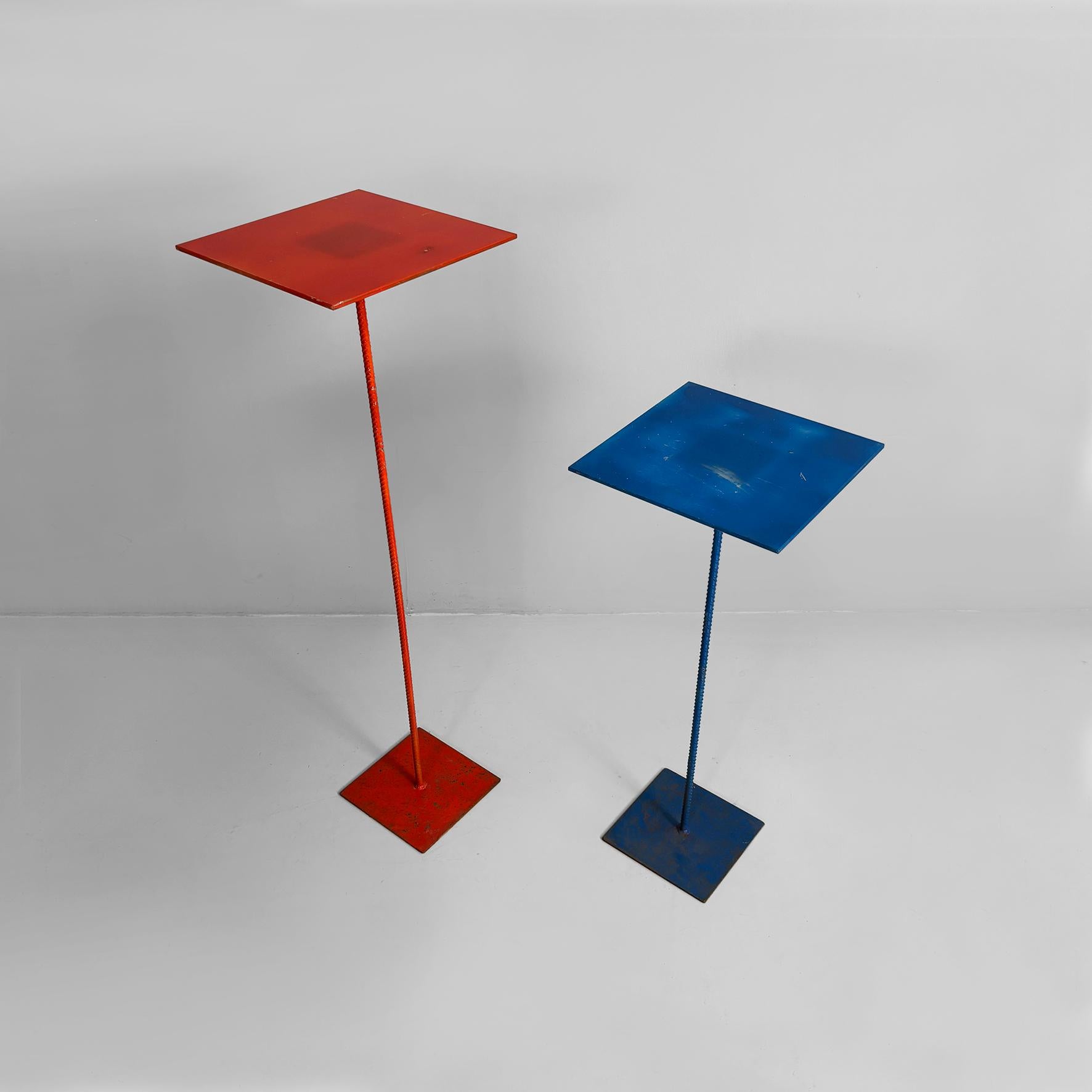 Italienische moderne quadratische rote und blaue Metallsockel, 1970er Jahre im Zustand „Starke Gebrauchsspuren“ im Angebot in MIlano, IT