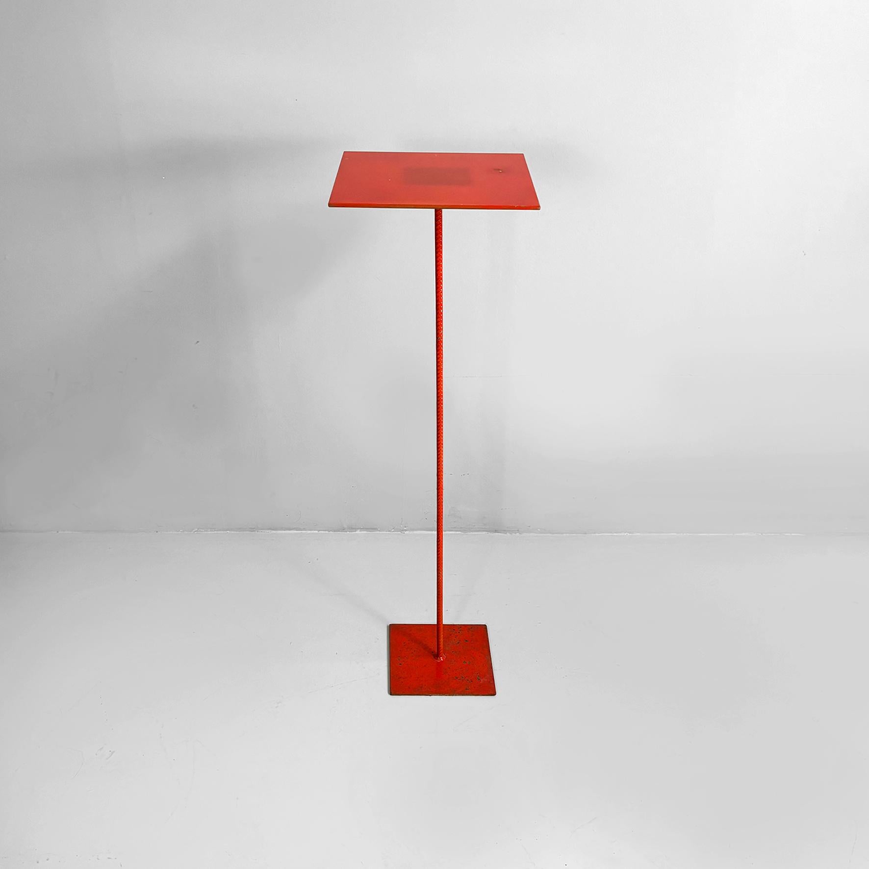Italienische moderne quadratische rote und blaue Metallsockel, 1970er Jahre im Angebot 1