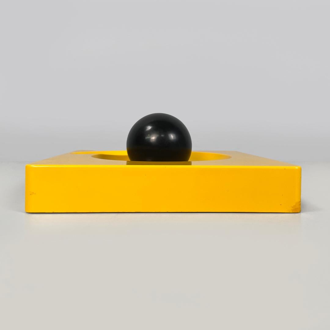 Posacenere moderno italiano quadrato giallo Spiros Eleonore Peduzzi Riva Artemide anni '70 2