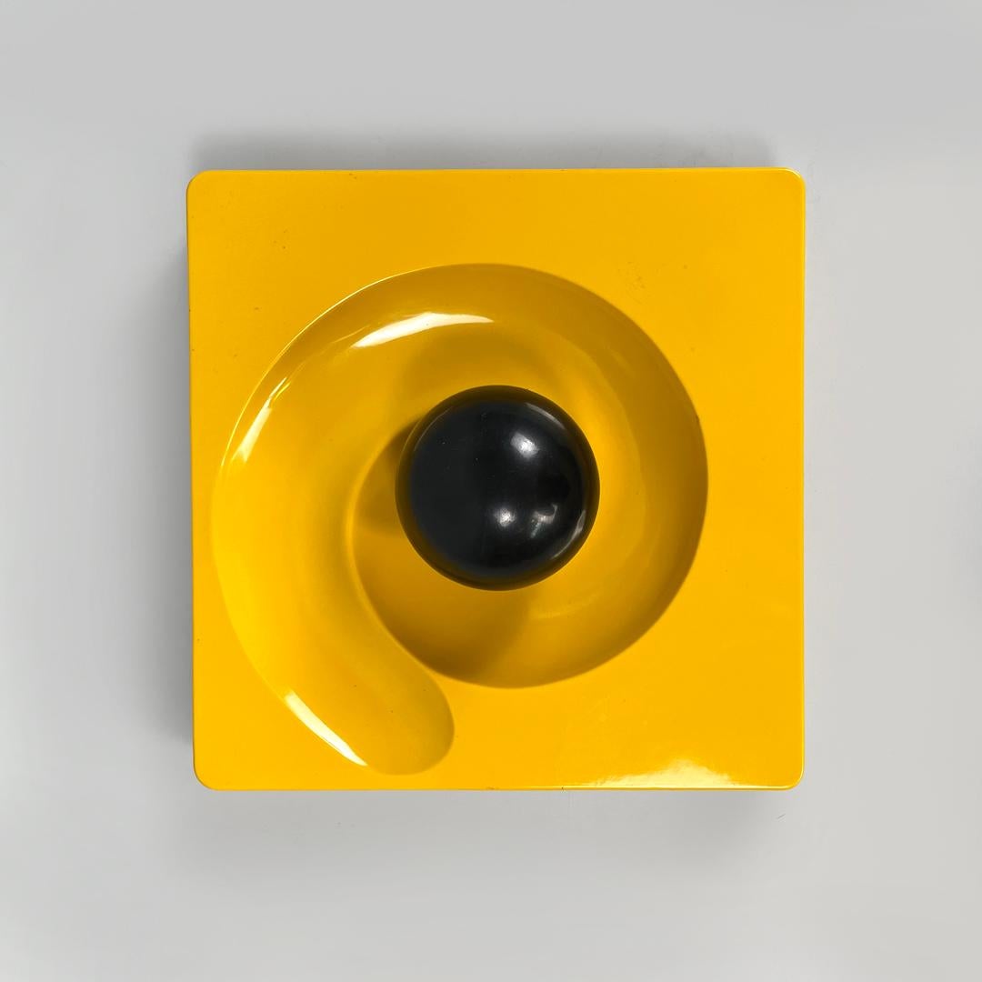 Posacenere moderno italiano quadrato giallo Spiros Eleonore Peduzzi Riva Artemide anni '70 3