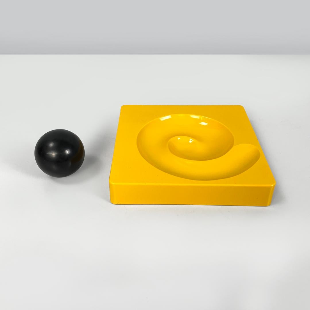 Posacenere moderno italiano quadrato giallo Spiros Eleonore Peduzzi Riva Artemide anni '70 4