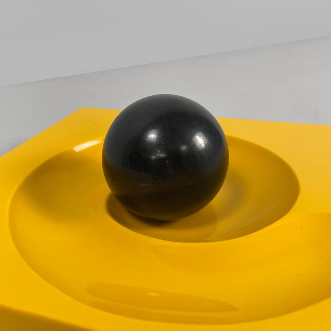 Posacenere moderno italiano quadrato giallo Spiros Eleonore Peduzzi Riva Artemide anni '70 7