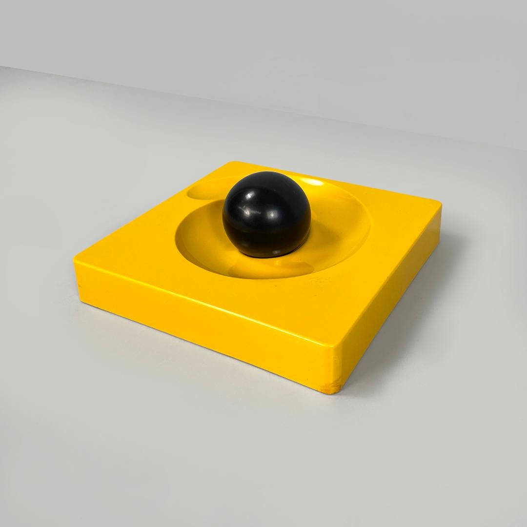Moderno Posacenere moderno italiano quadrato giallo Spiros Eleonore Peduzzi Riva Artemide anni '70