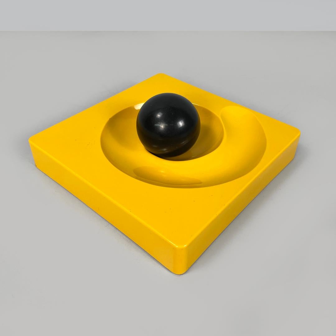 Posacenere moderno italiano quadrato giallo Spiros Eleonore Peduzzi Riva Artemide anni '70 In condizioni buone a MIlano, IT