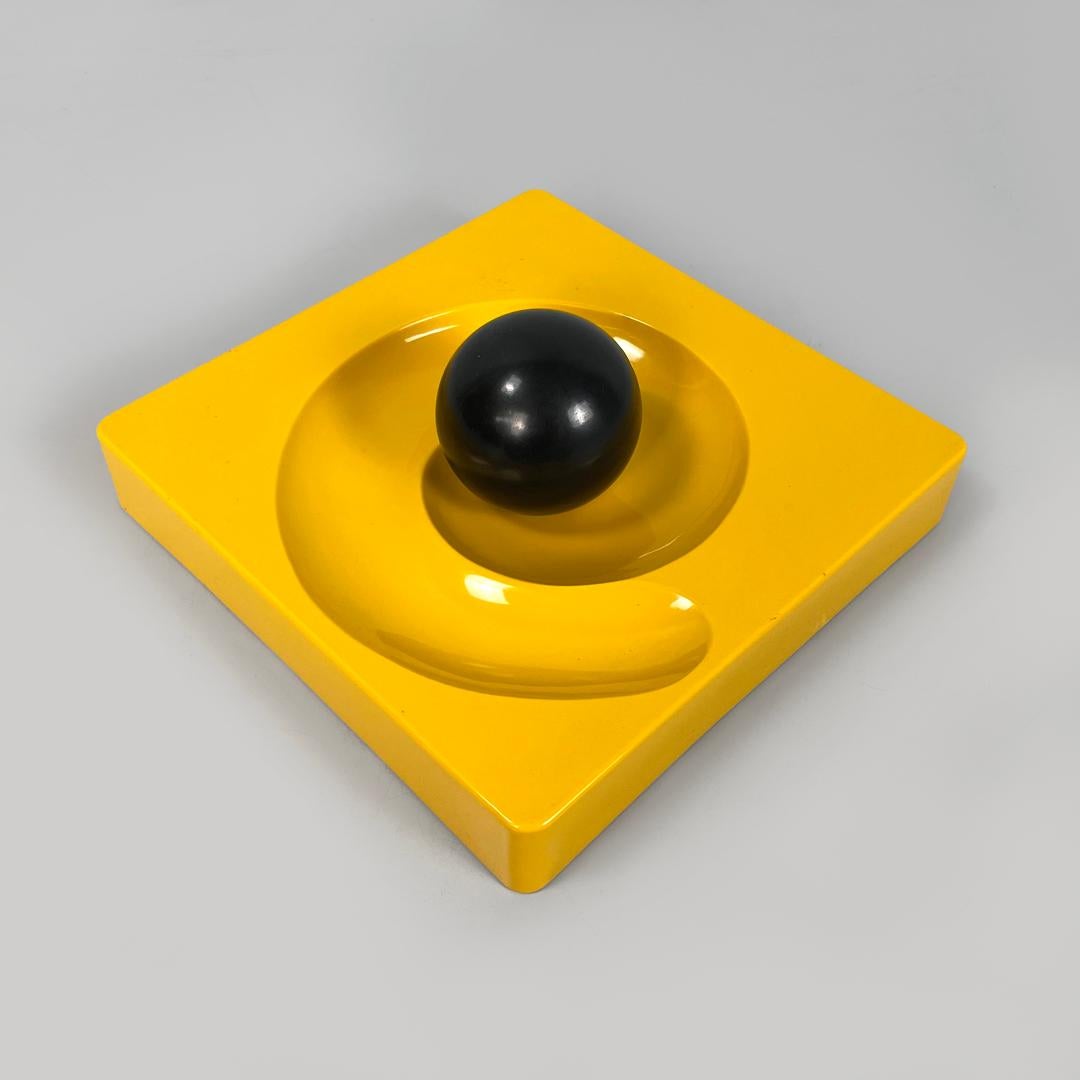 Fine XX secolo Posacenere moderno italiano quadrato giallo Spiros Eleonore Peduzzi Riva Artemide anni '70