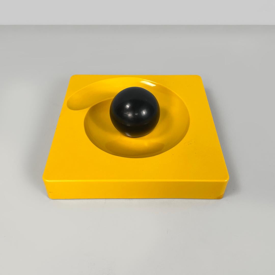 Plastica Posacenere moderno italiano quadrato giallo Spiros Eleonore Peduzzi Riva Artemide anni '70