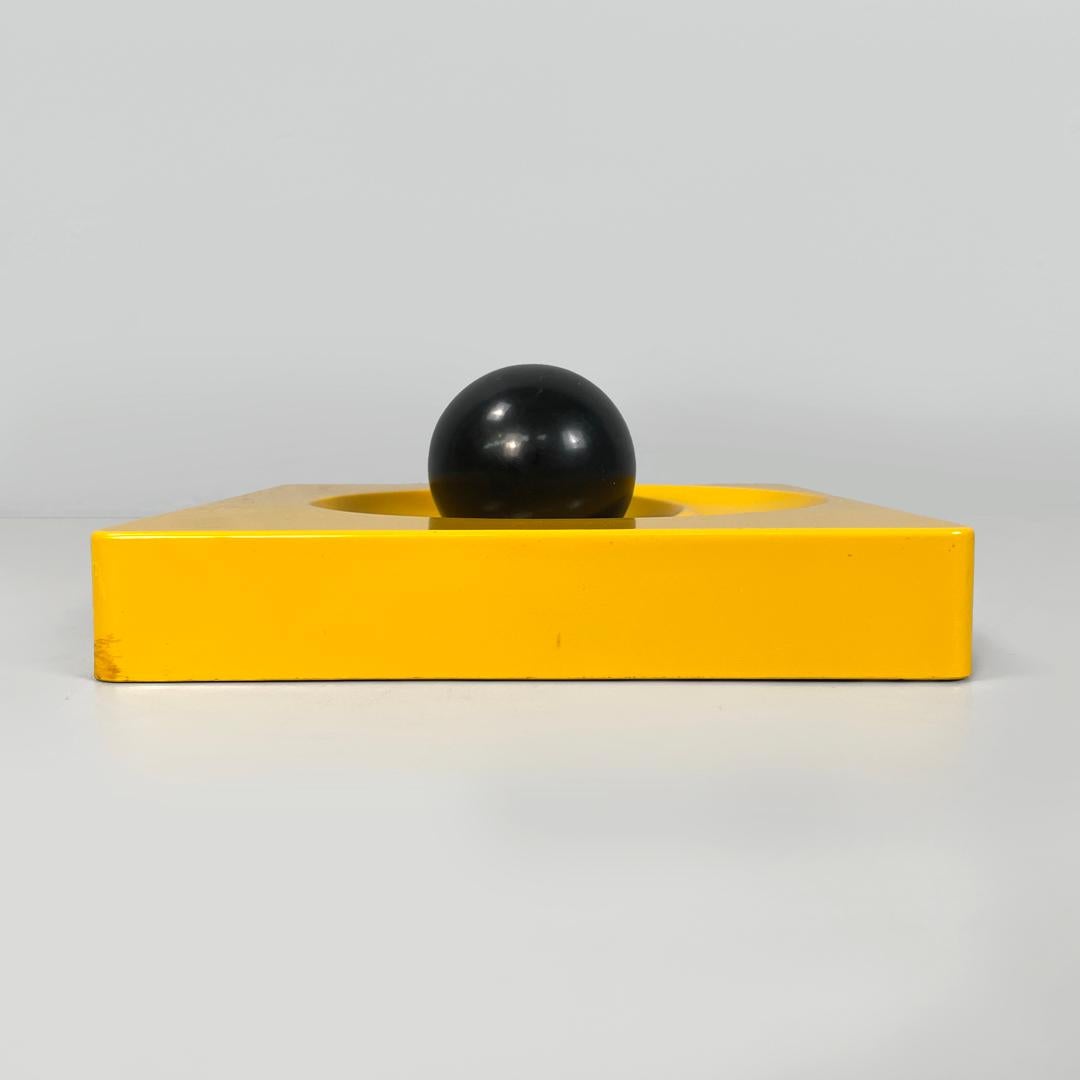Posacenere moderno italiano quadrato giallo Spiros Eleonore Peduzzi Riva Artemide anni '70 1