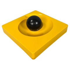 Posacenere moderno italiano quadrato giallo Spiros Eleonore Peduzzi Riva Artemide anni '70