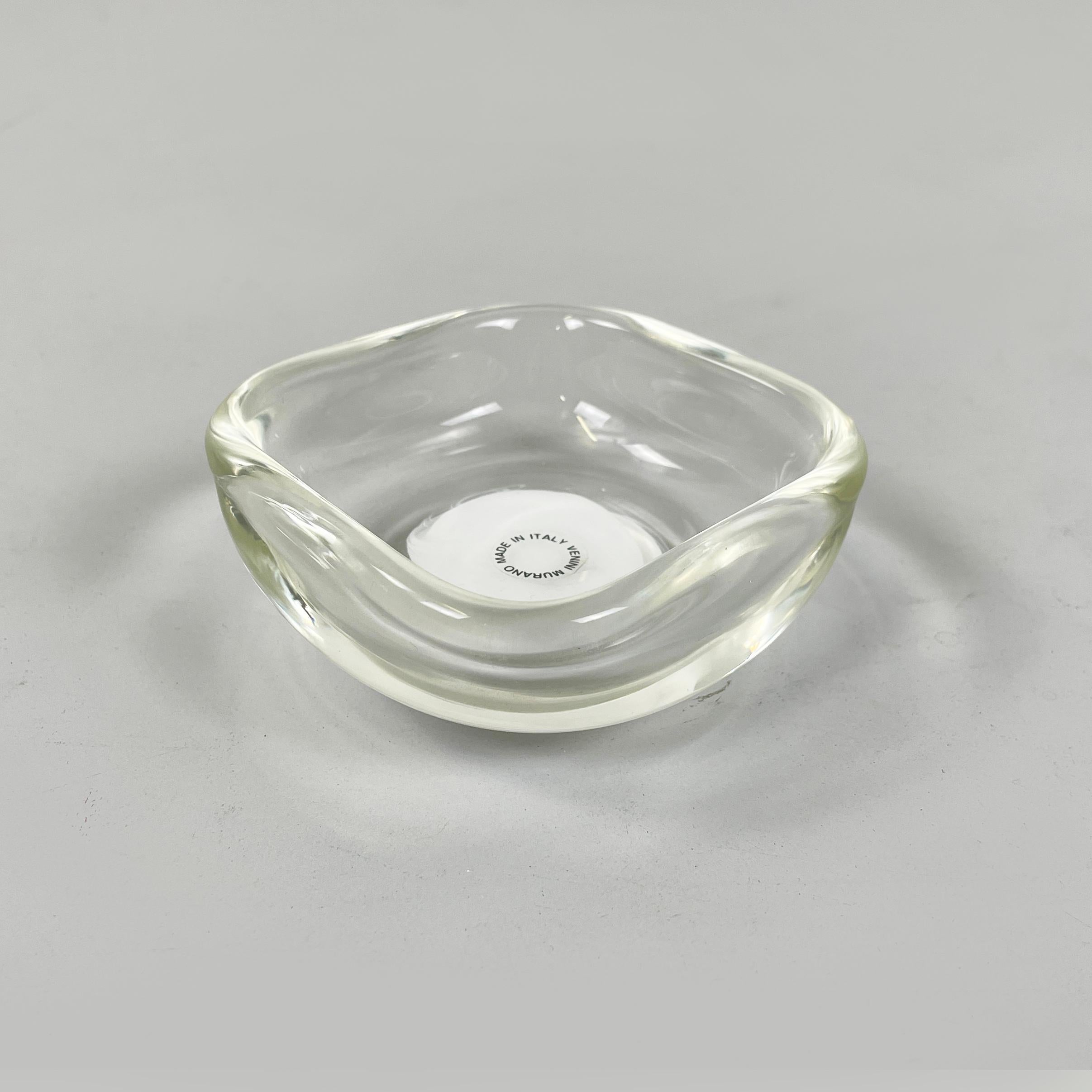 Cendrier moderne italien Squared en verre transparent de Murano par Venini, années 1990
Cendrier à base carrée et coins arrondis en verre transparent de Murano. Au centre, il y a une partie en verre blanc.
Produit par Venini en 1990. Label