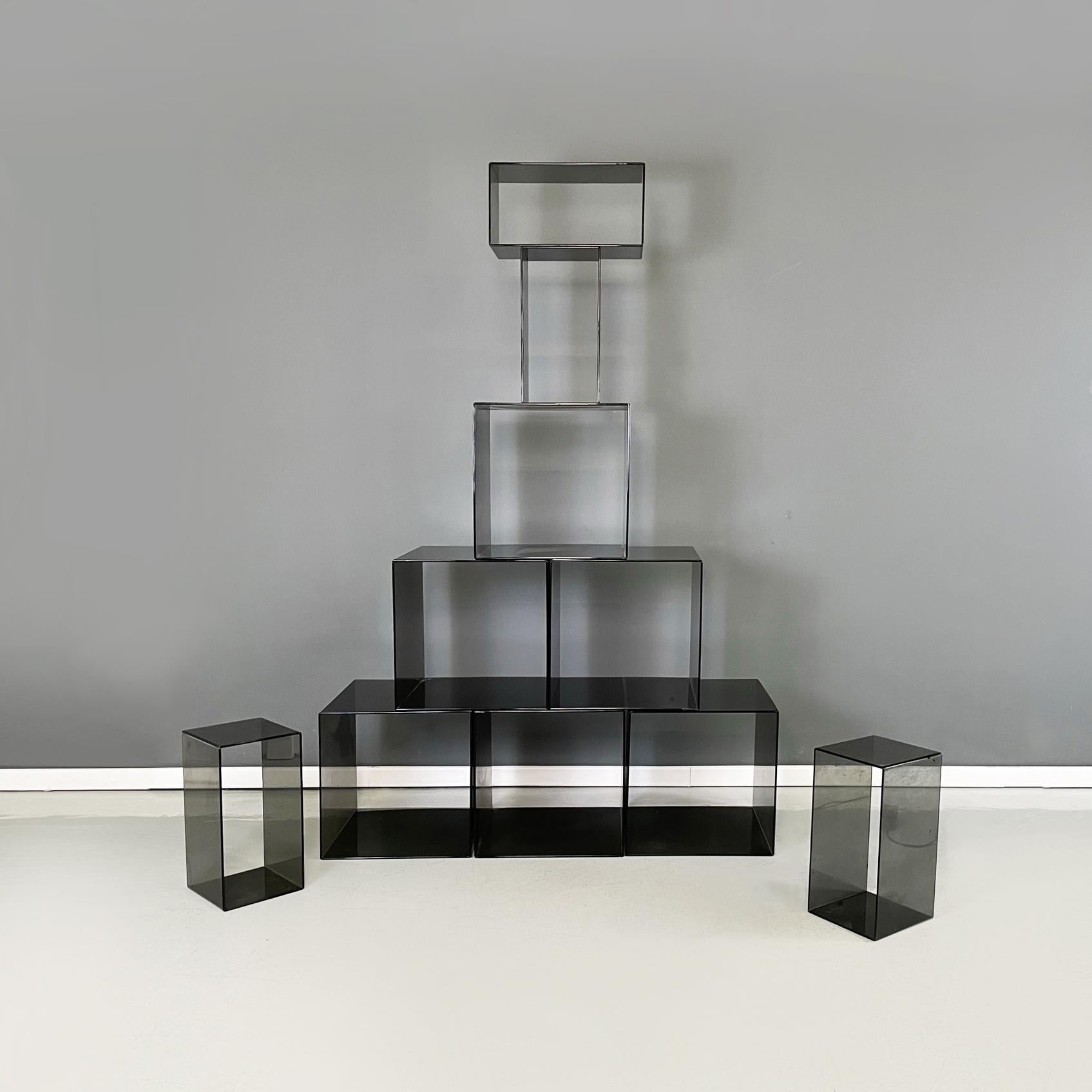 Italian modern Squared modular bookcase or display in smoked plexiglass, 1990s
Modular bookcase made entirely of smoked plexiglass. The modules are 6 squares and 4 rectangles, with rounded corners. The 10 modules can be positioned as desired. The