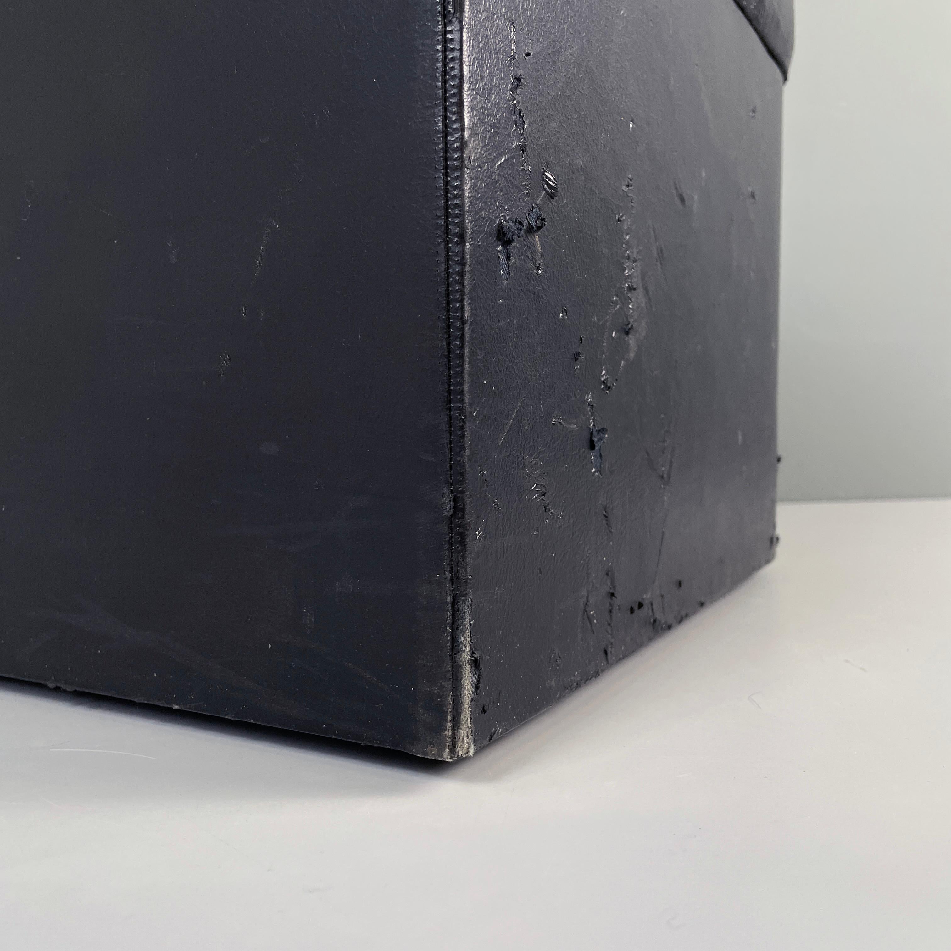 Tabouret moderne italien Squared en faux cuir noir avec roues, années 1980 en vente 9