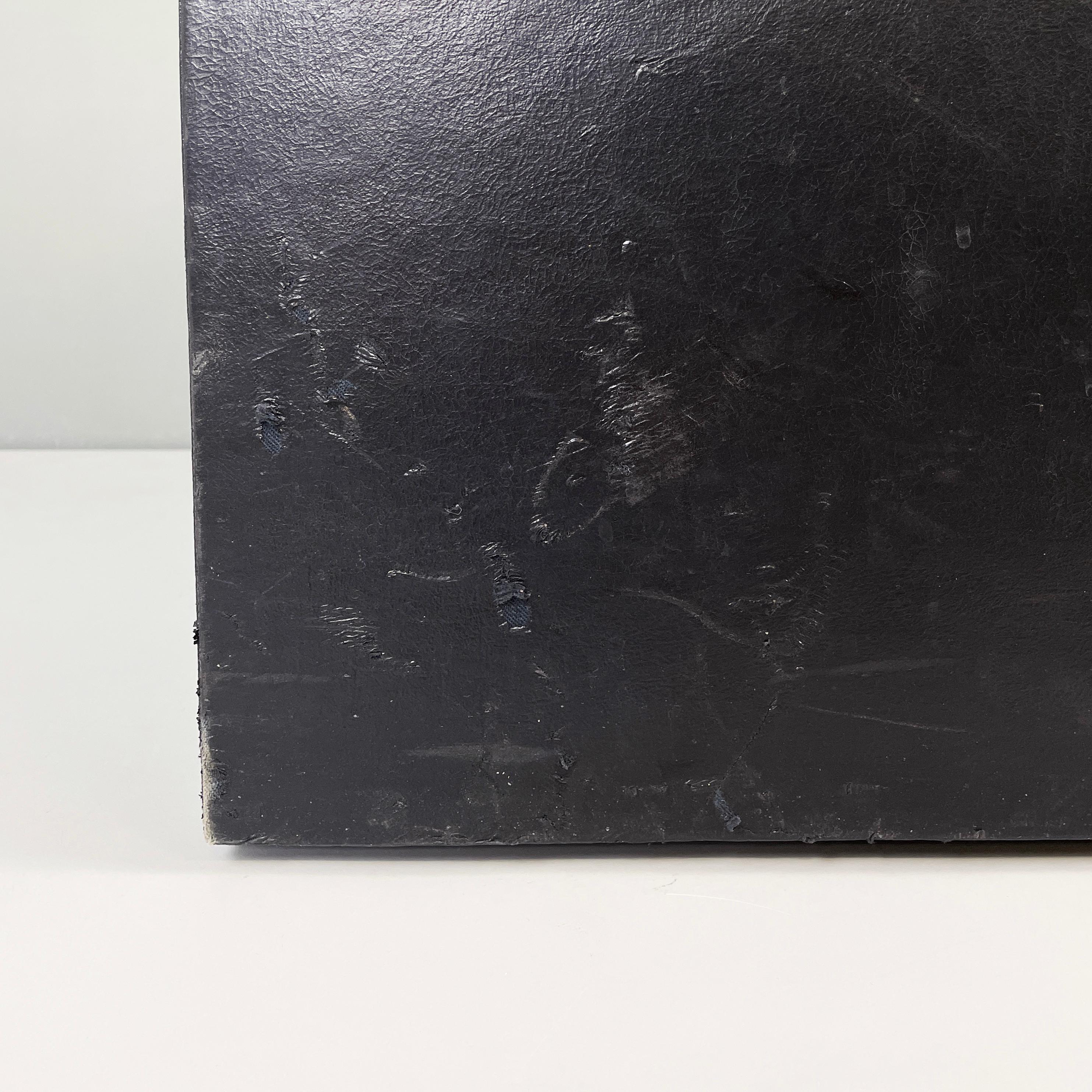 Taburete cuadrado moderno italiano en piel sintética negra con ruedas, años 80 en venta 9
